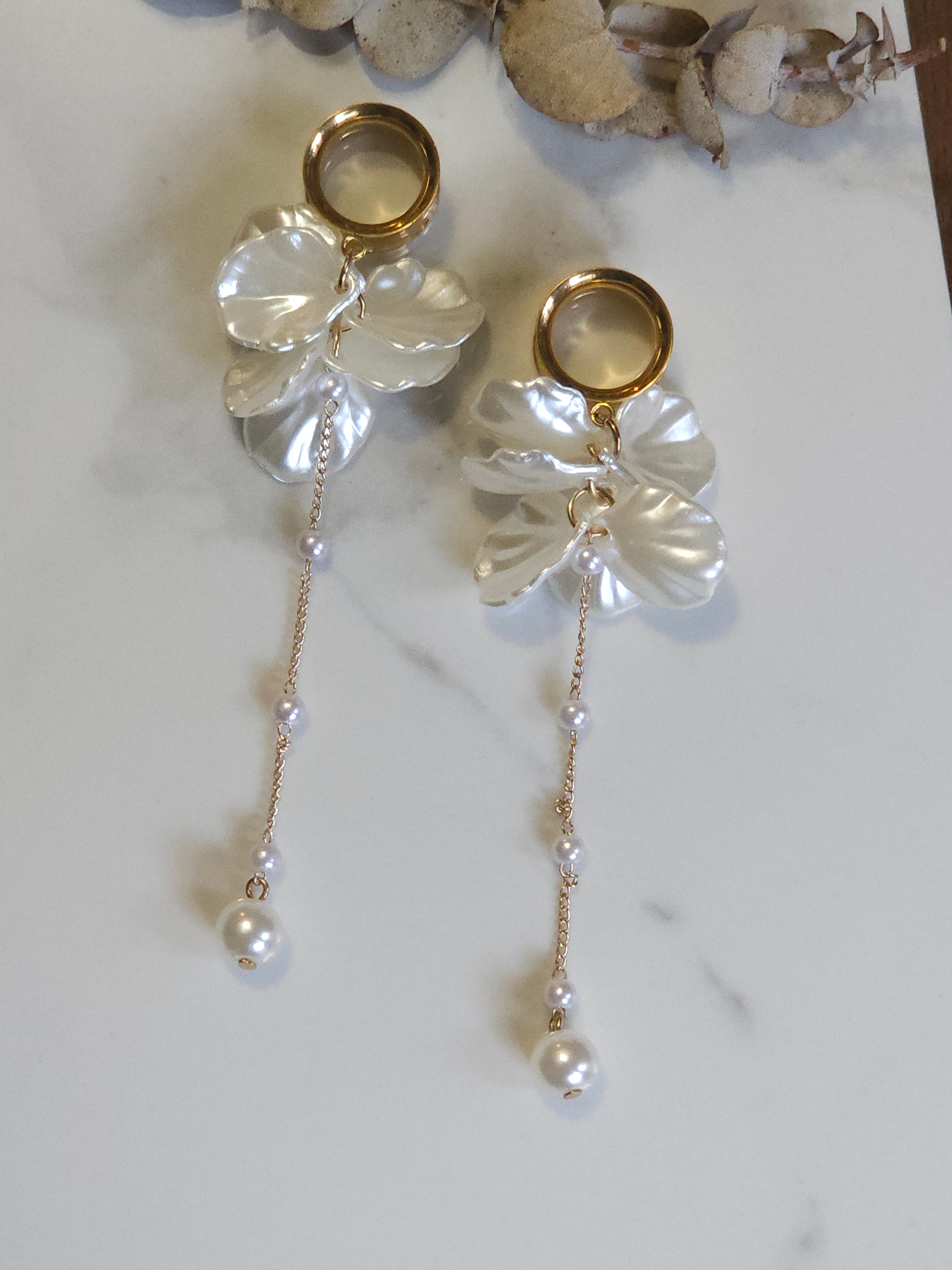 Flower petal dangle gauges