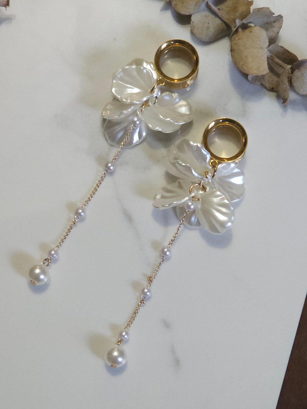 Flower petal dangle gauges
