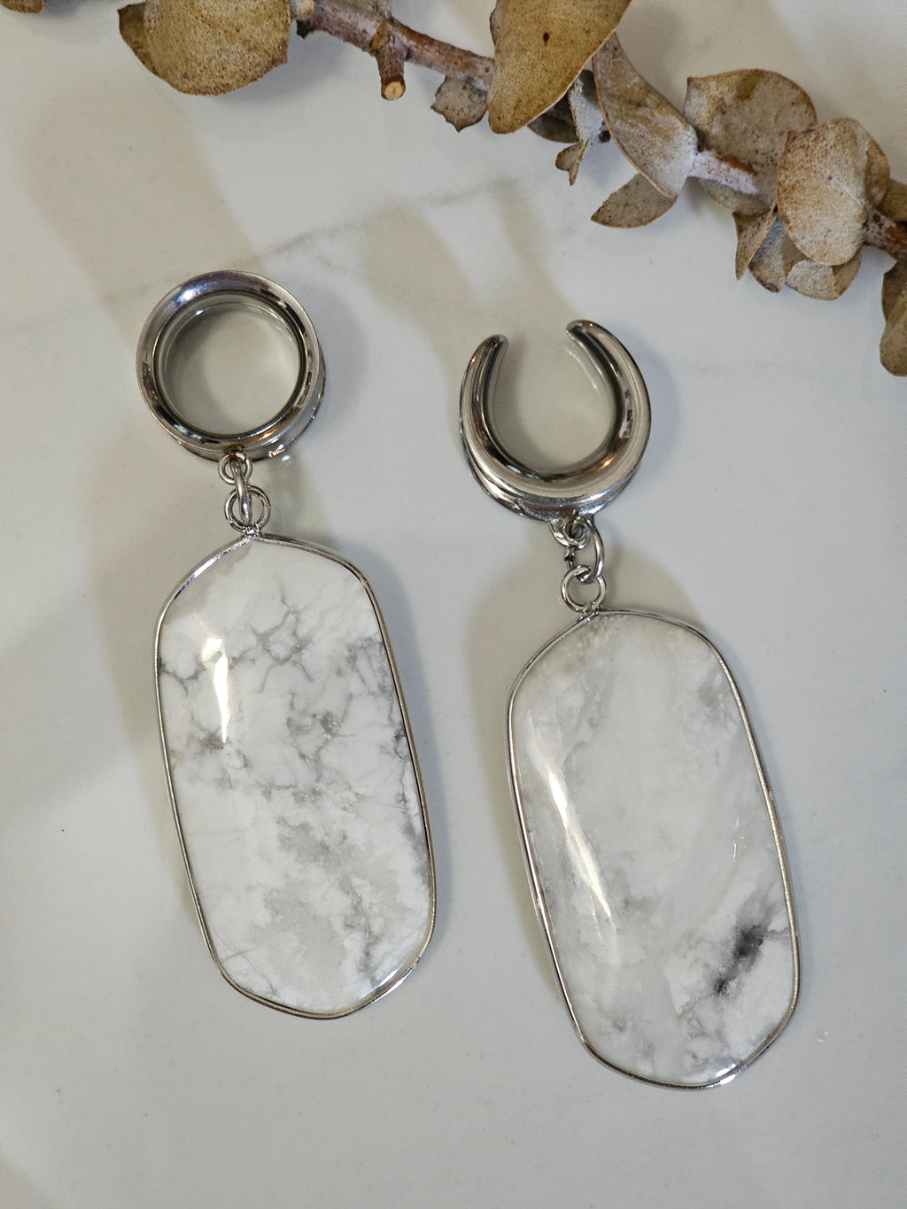 Howlite saddle gauges