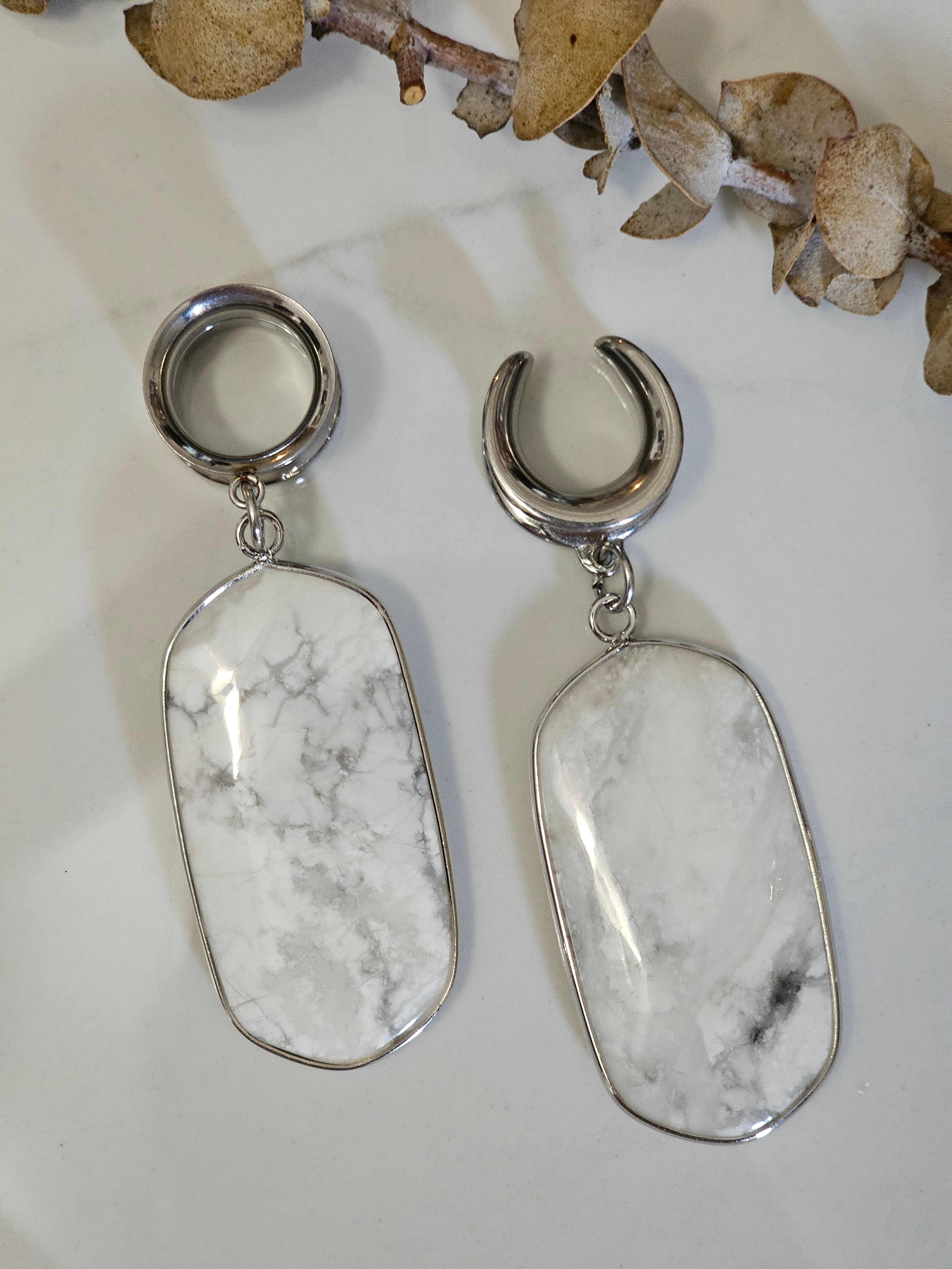 Howlite saddle gauges