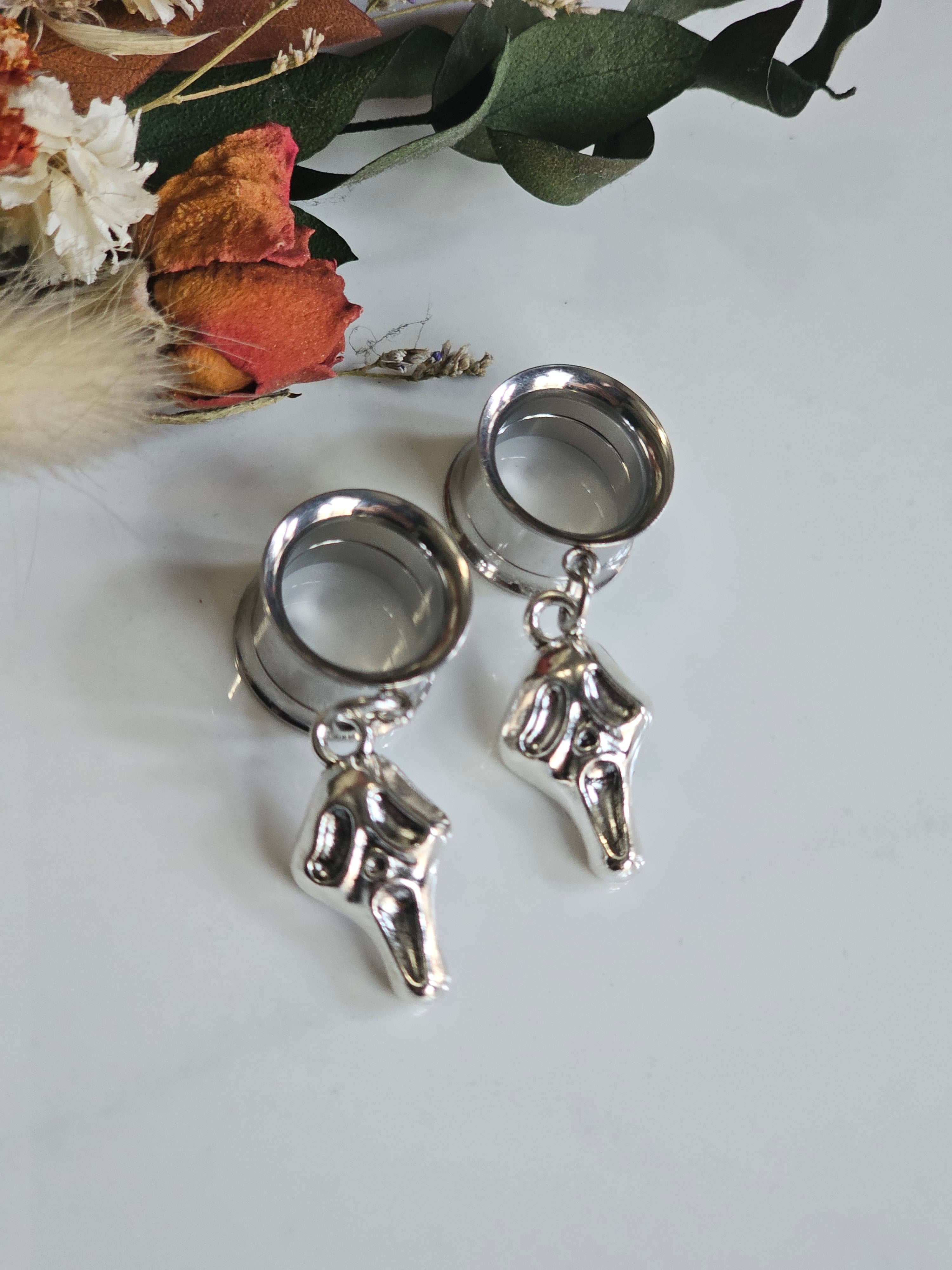 Minimal Halloween ghostface dangle gauges
