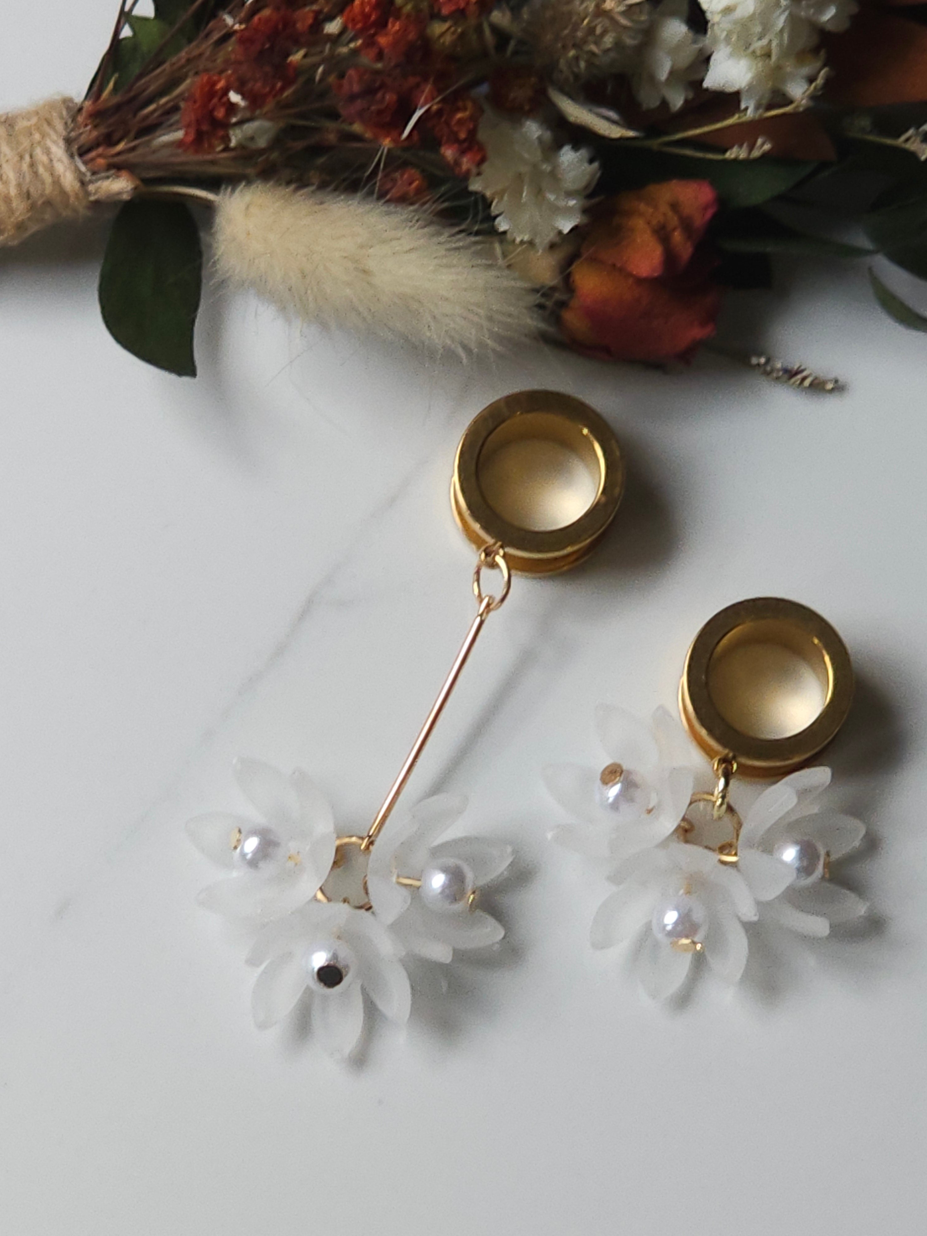 Asymetrical floral dangle gauges