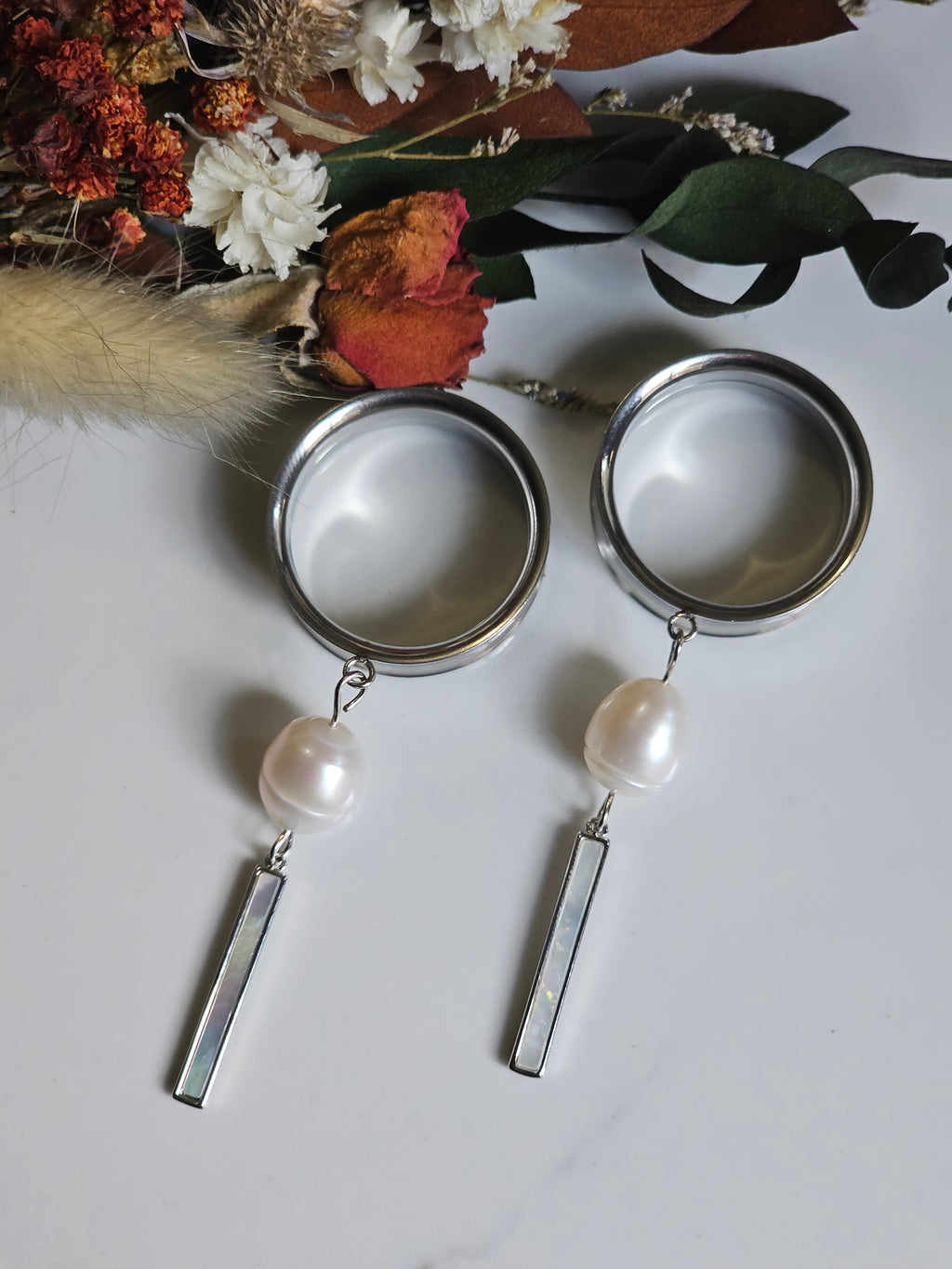 Freshwater pearl dangle gauges