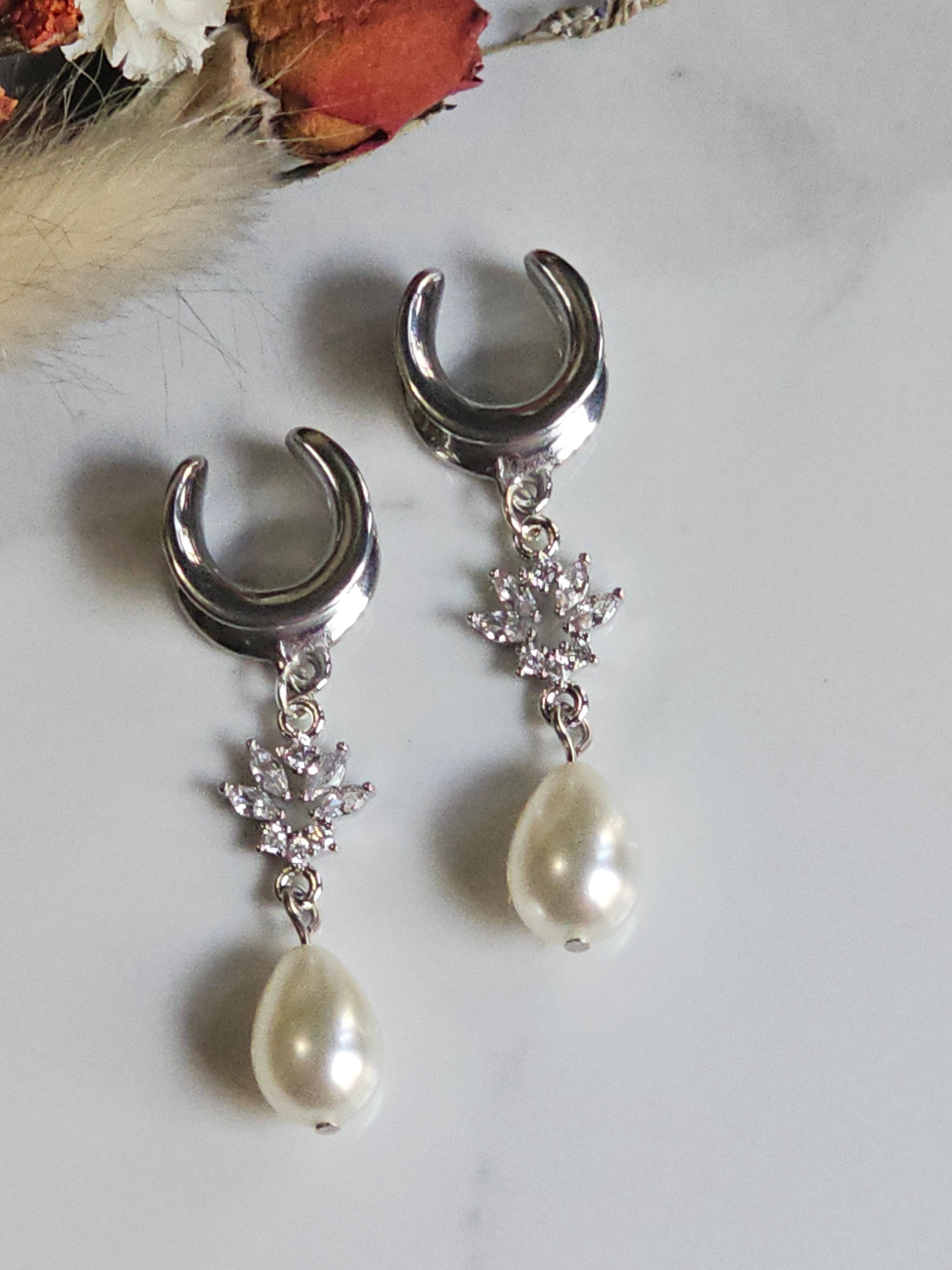 Beige Mallorca Pearl dangle saddles