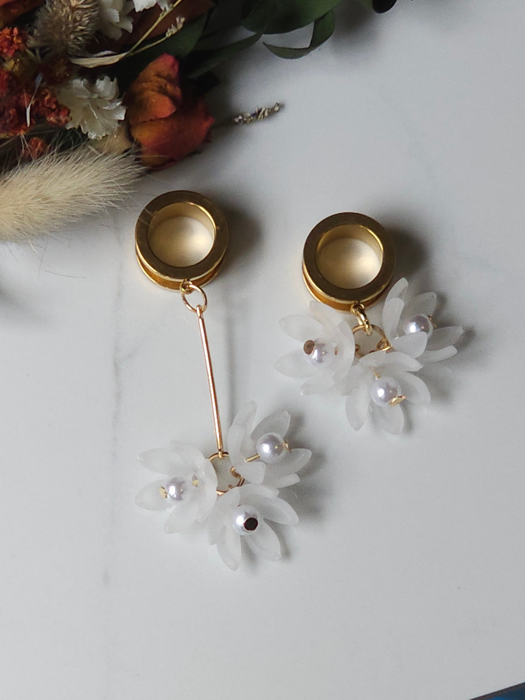 Asymetrical floral dangle gauges
