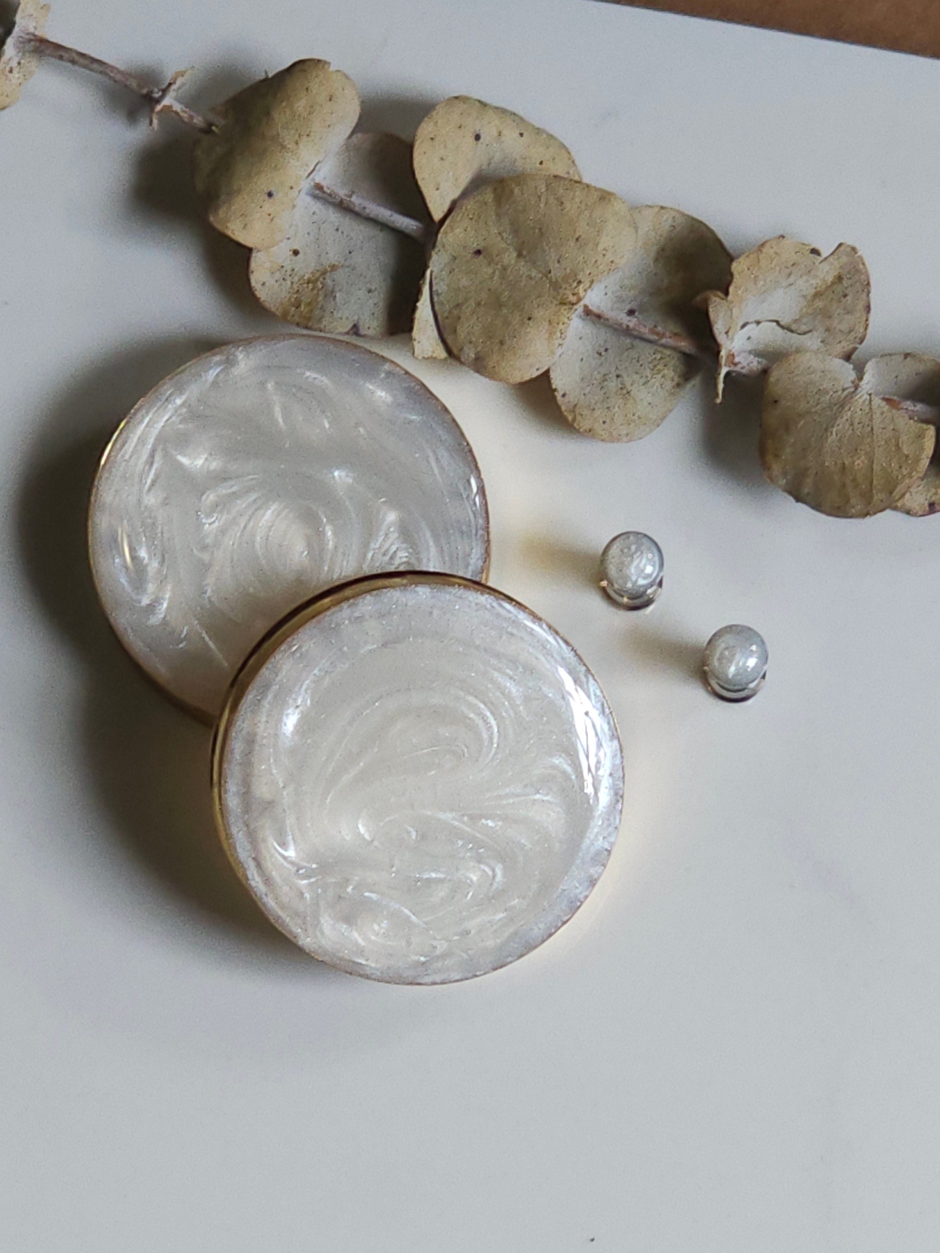 Pearlescent gauges plugs