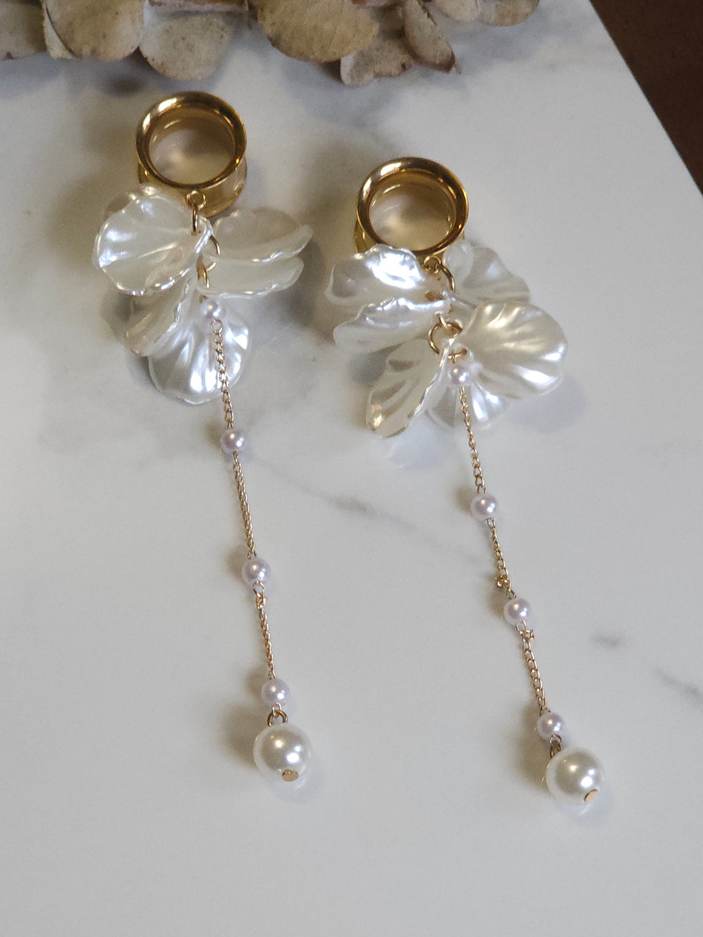 Flower petal dangle gauges