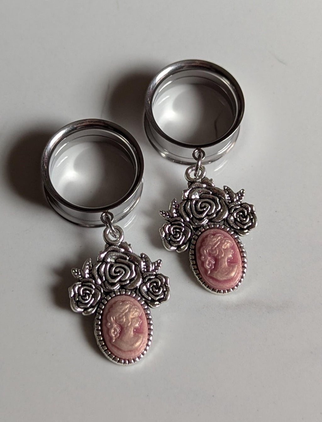 Cameo and rose Dangle Gauges