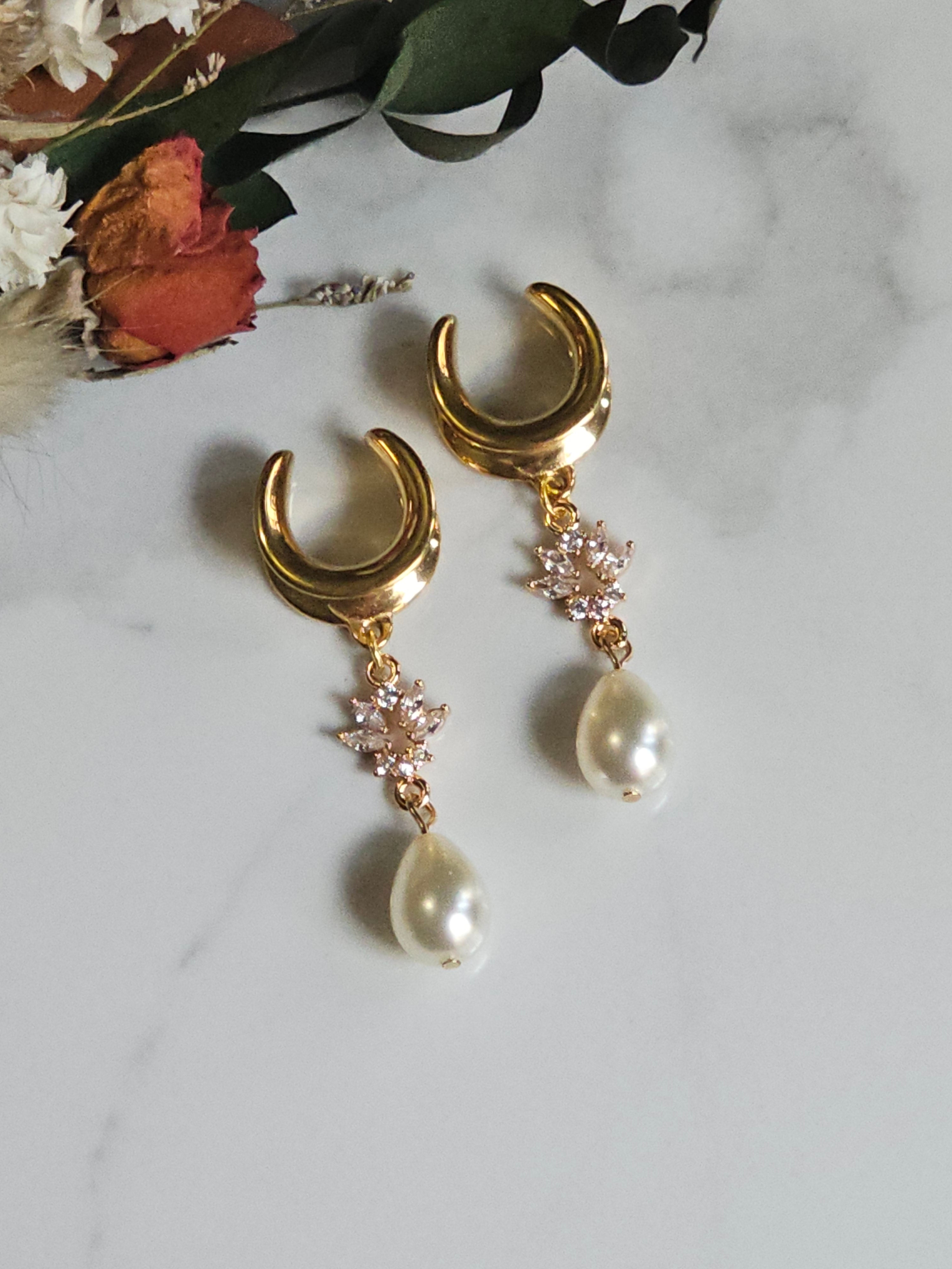 Beige Mallorca Pearl dangle saddles