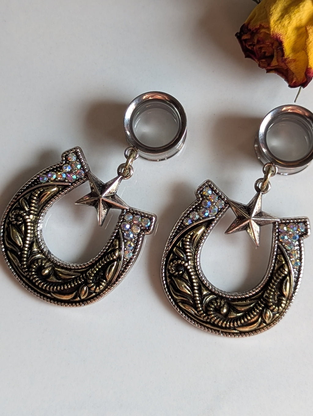 Horseshoe dangle gauges