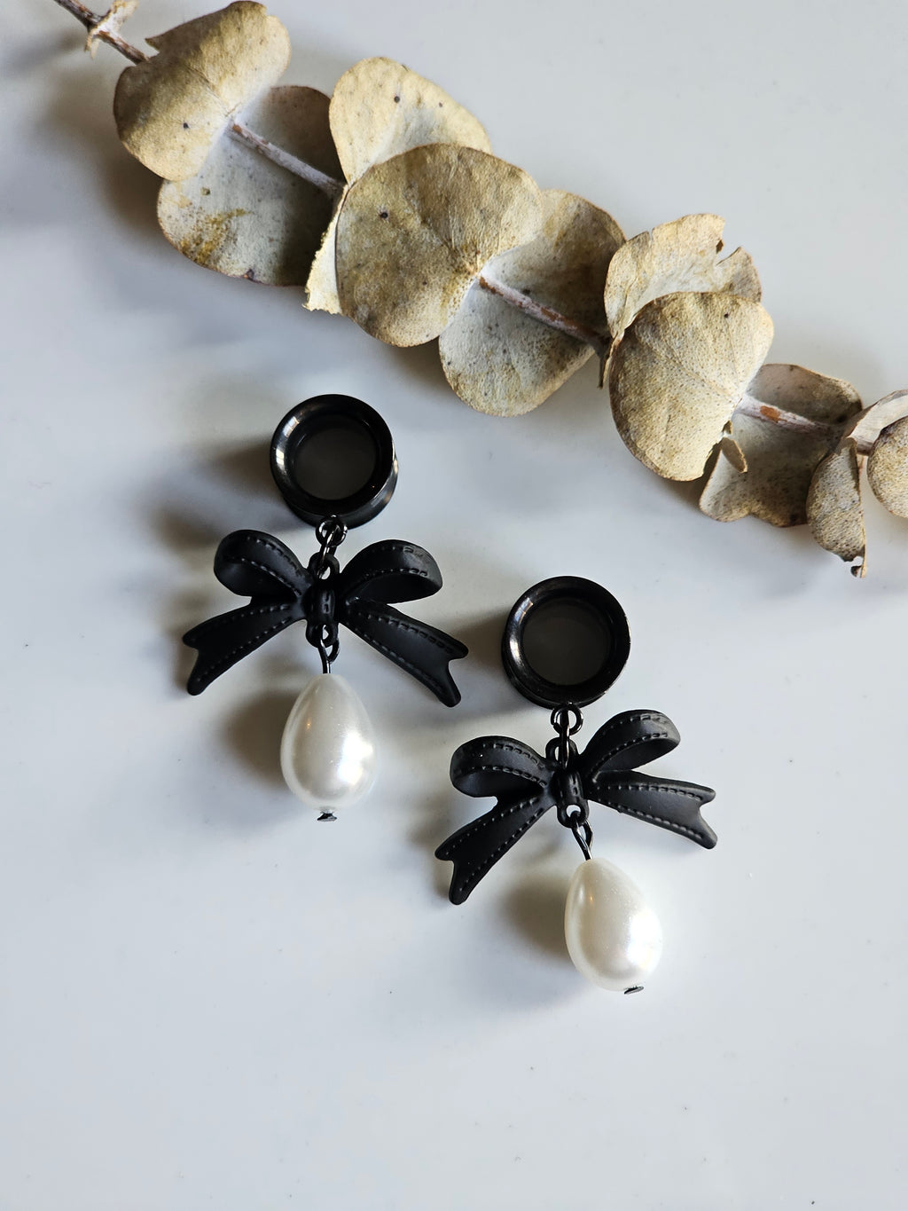 Bows and pearl dangle gauges