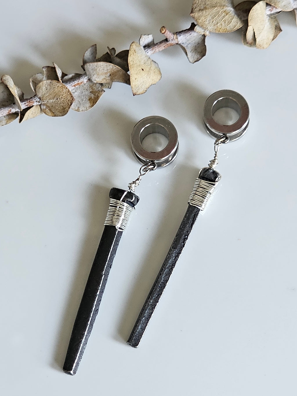 Coffin nail dangle gauges