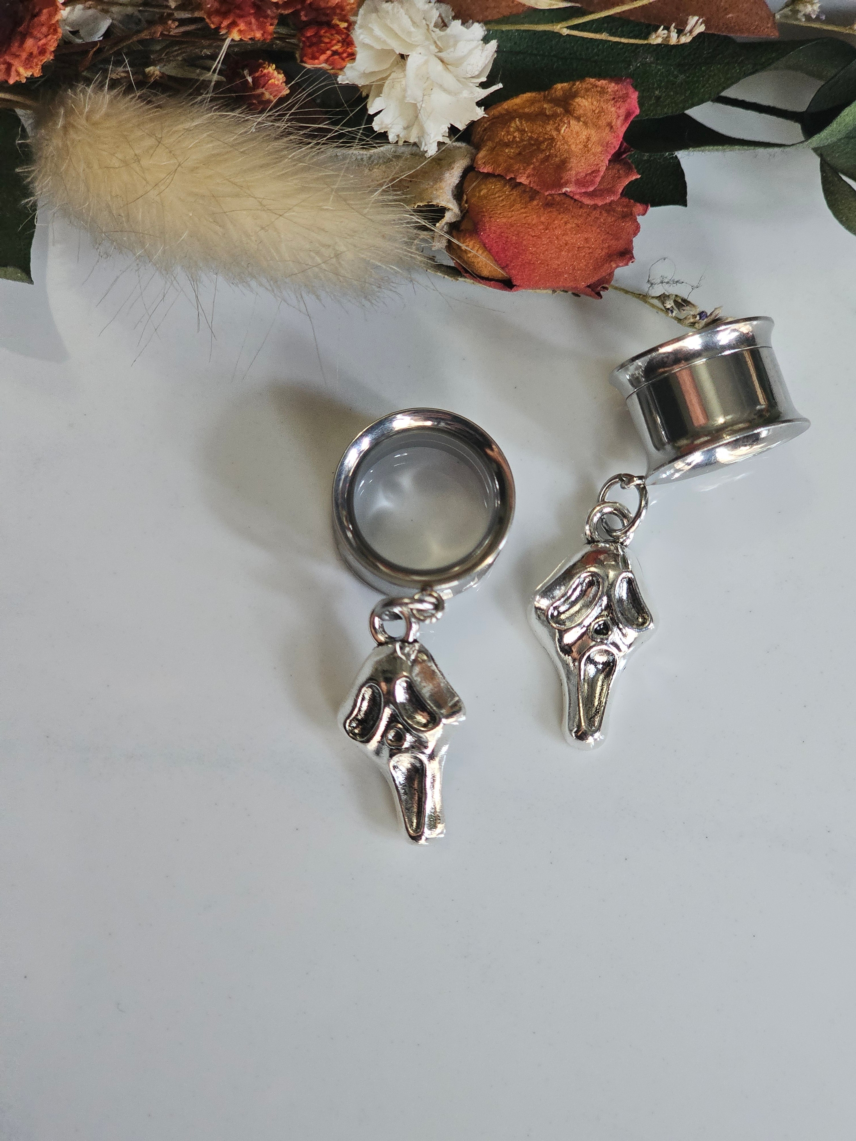 Minimal Halloween ghostface dangle gauges
