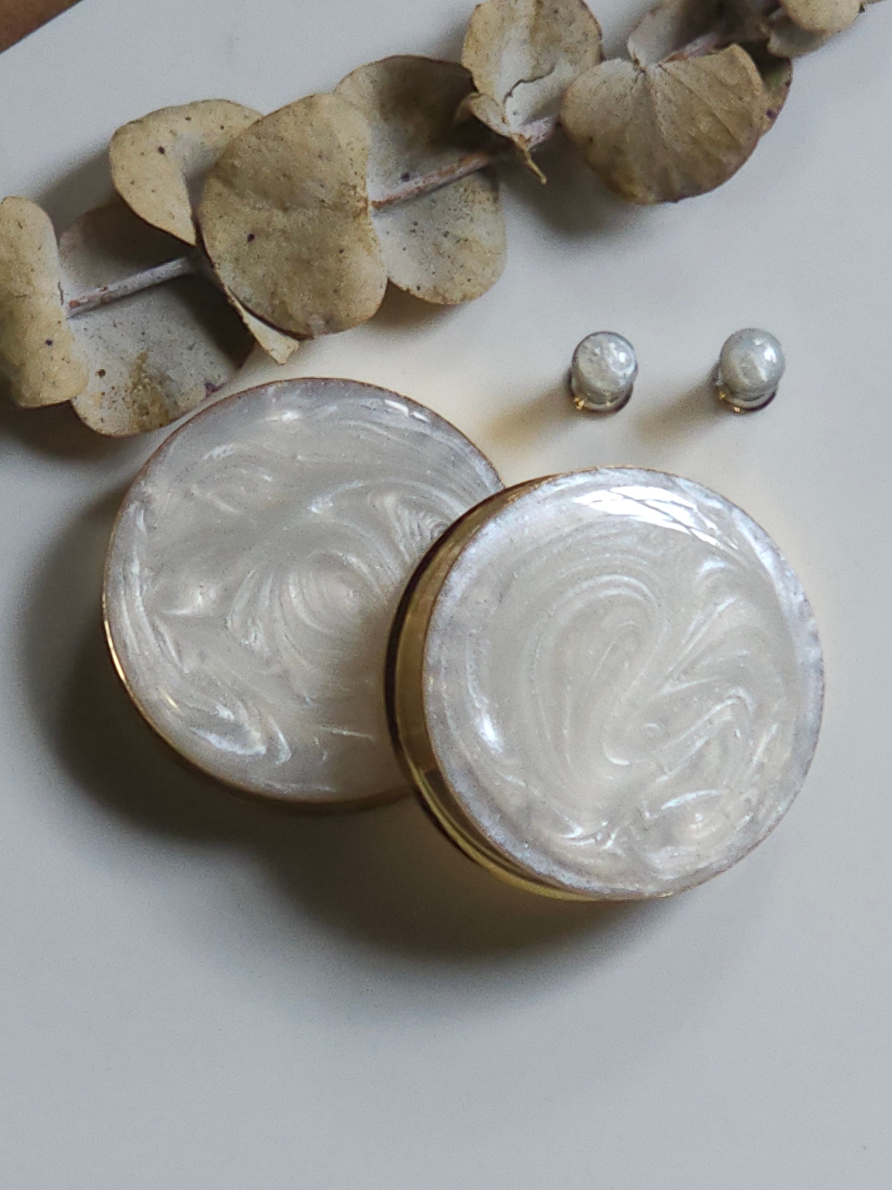 Pearlescent gauges plugs
