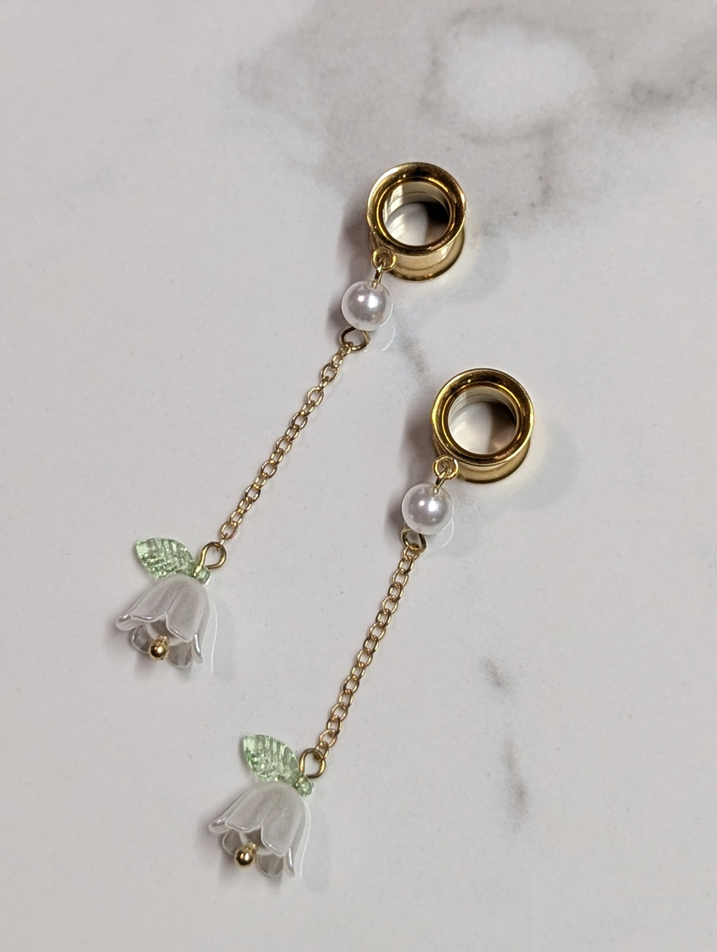 Minimal lily flower dangle gauges