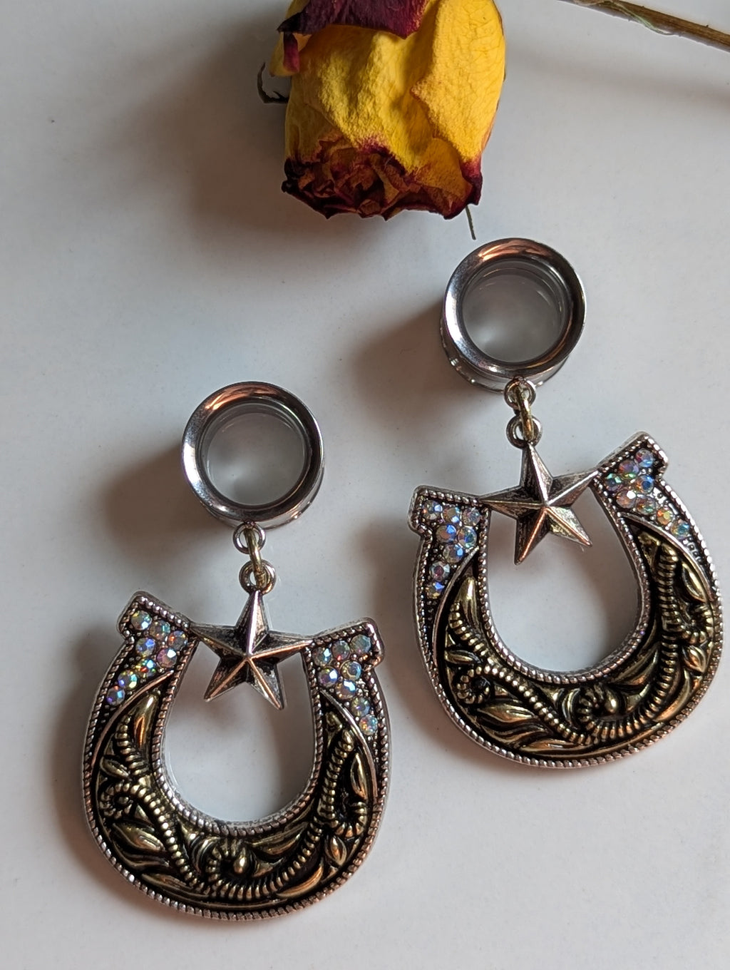 Horseshoe dangle gauges