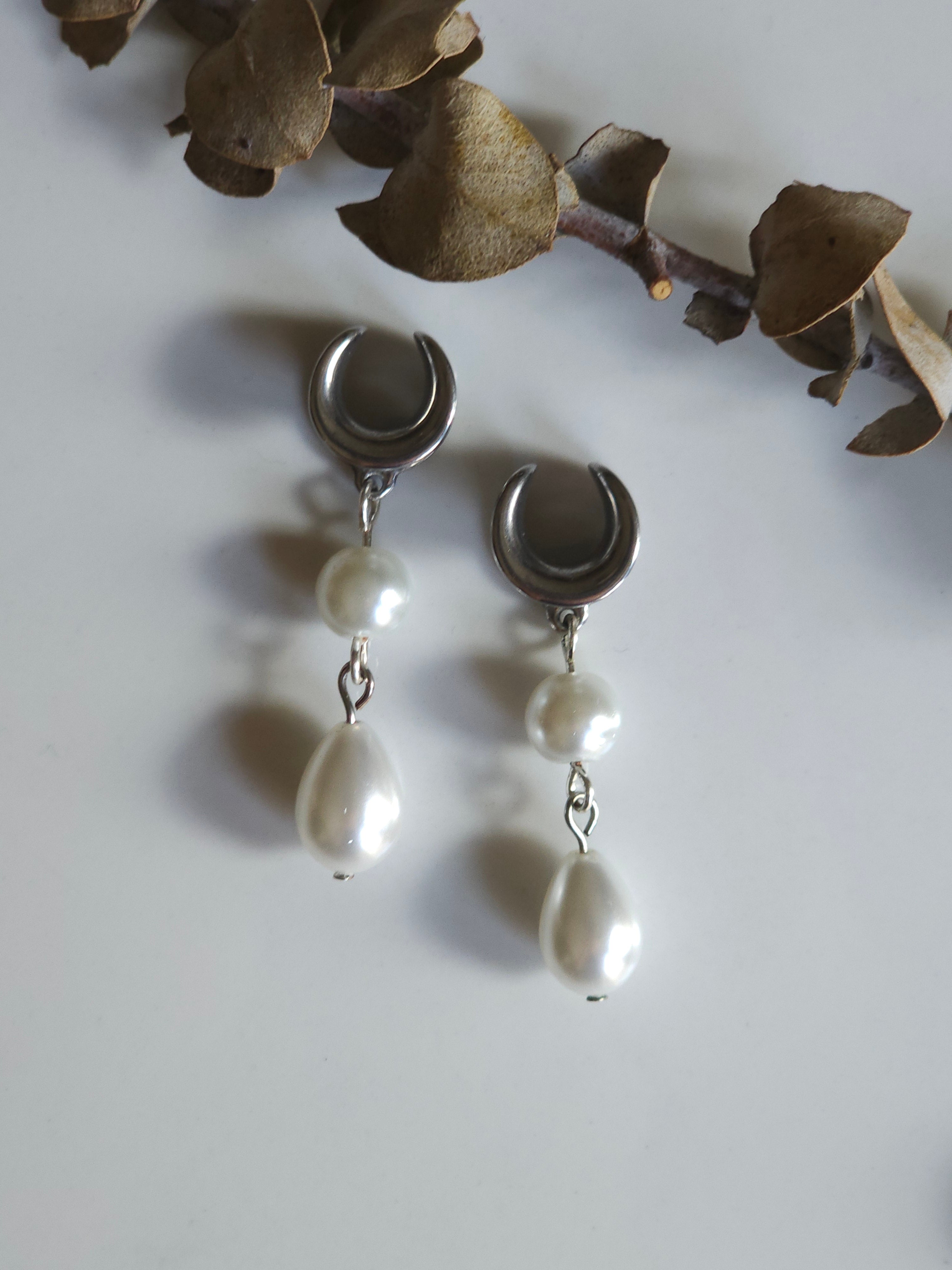 Faux pearl saddle gauges