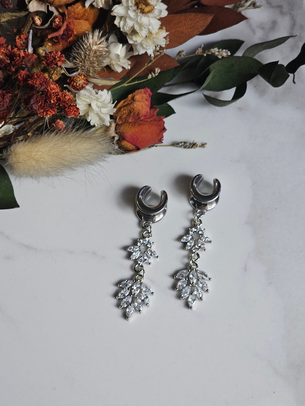 Special occasion dangle gauge saddles