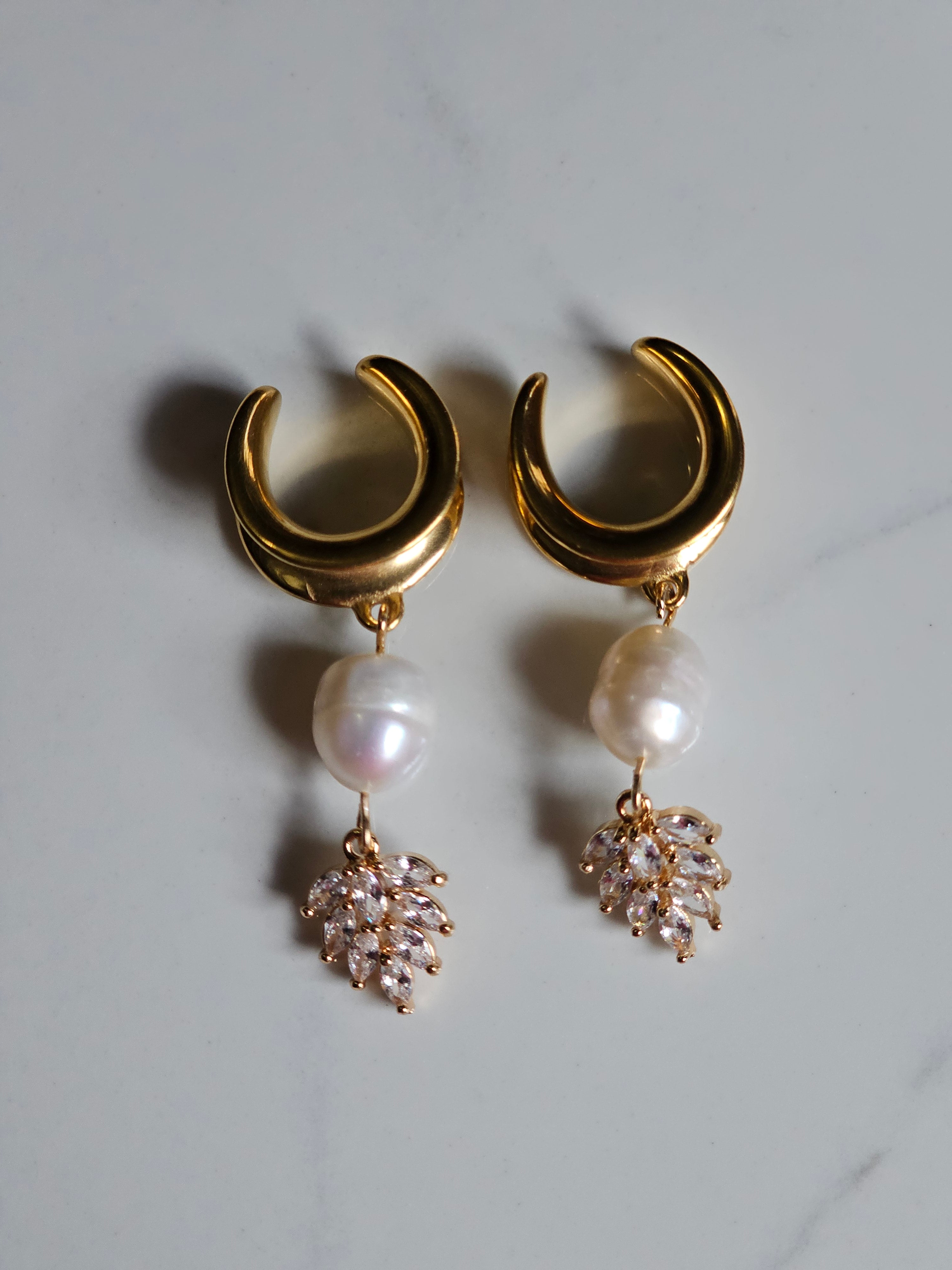 Freshwater pearl dangle saddles