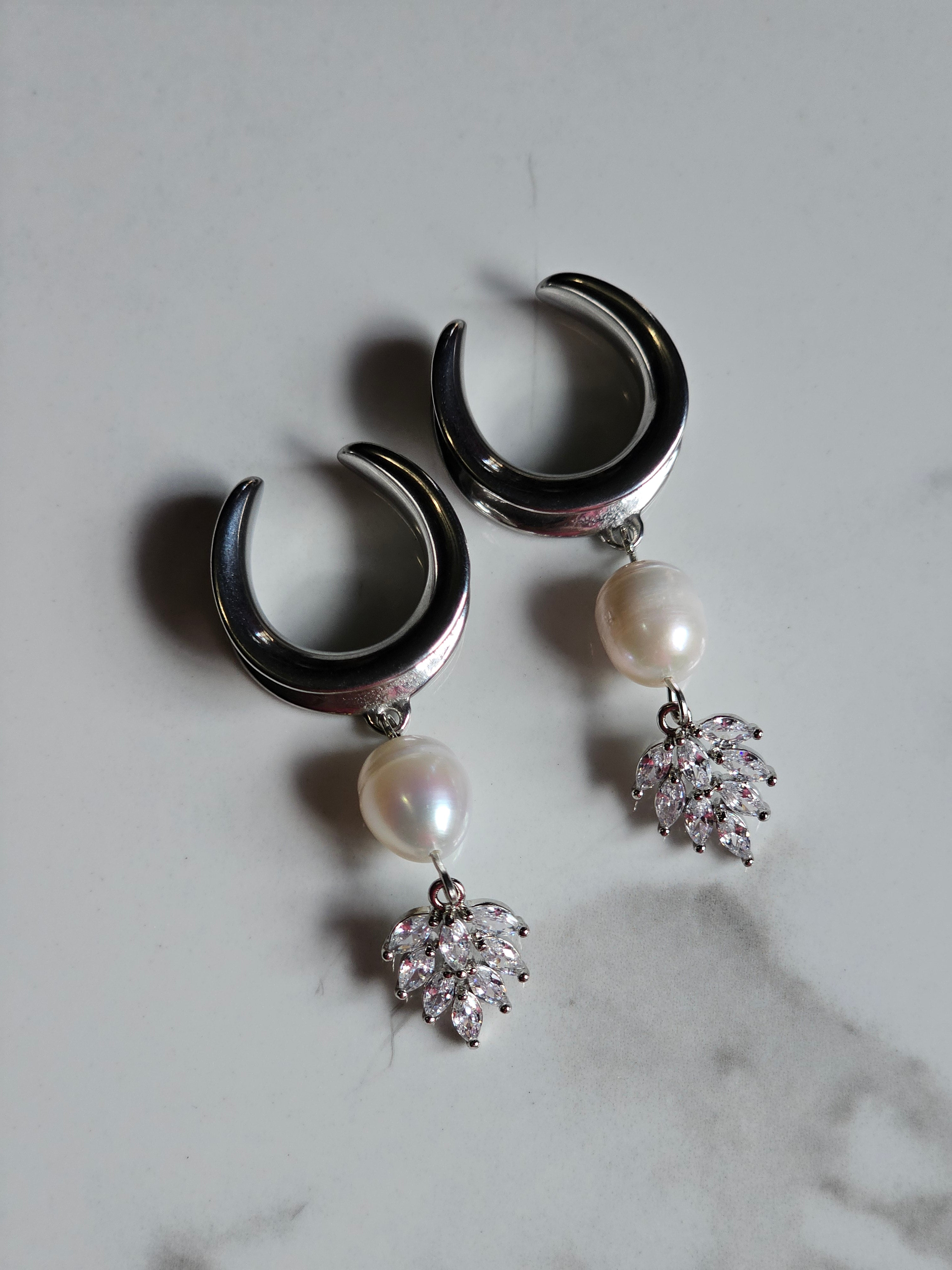 Freshwater pearl dangle saddles