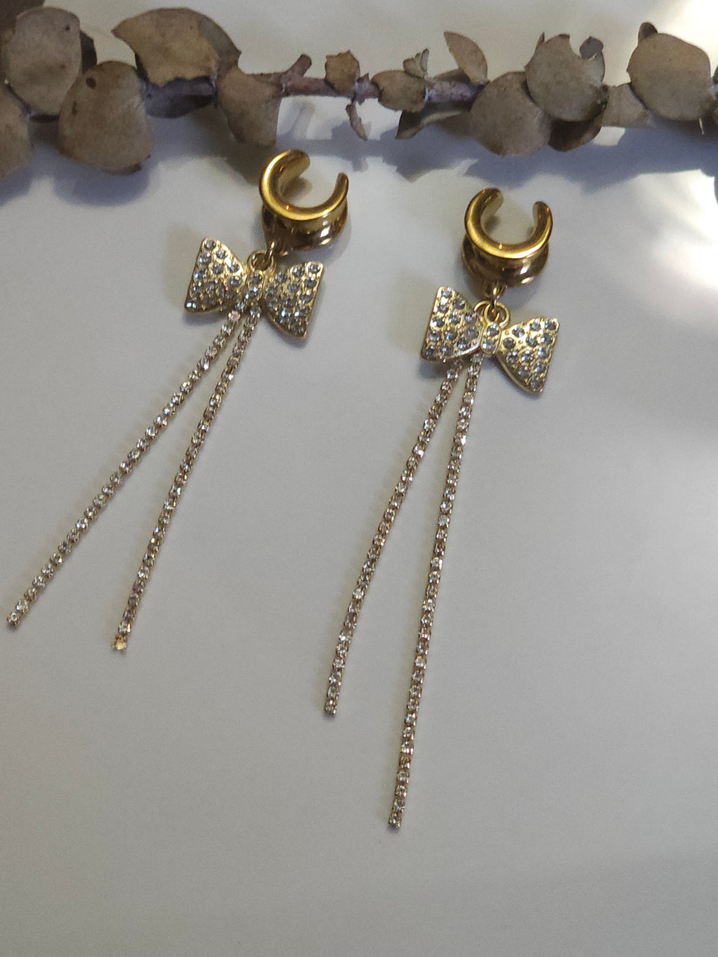 Diamond bow dangle gauges