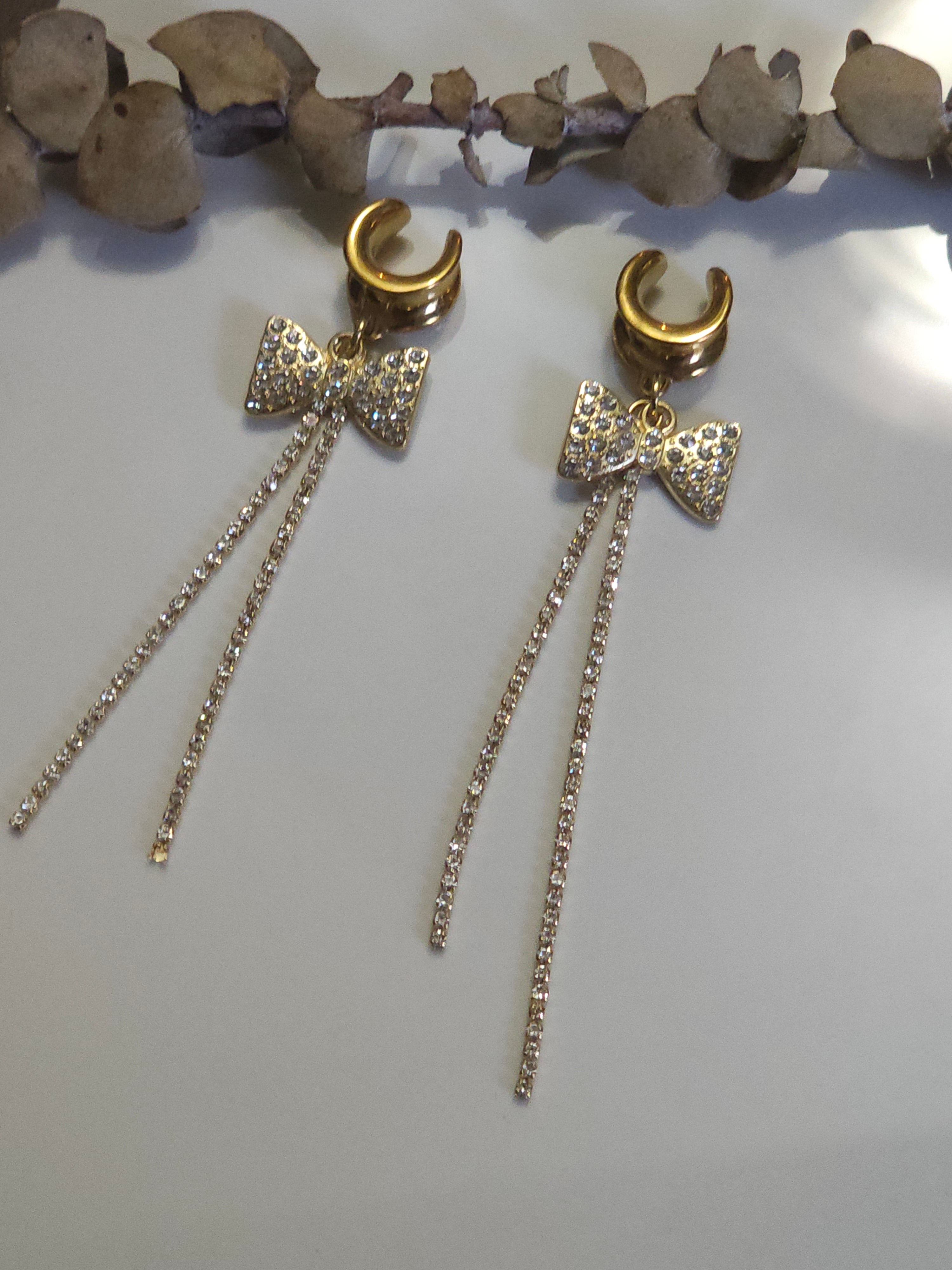 Diamond bow dangle gauges