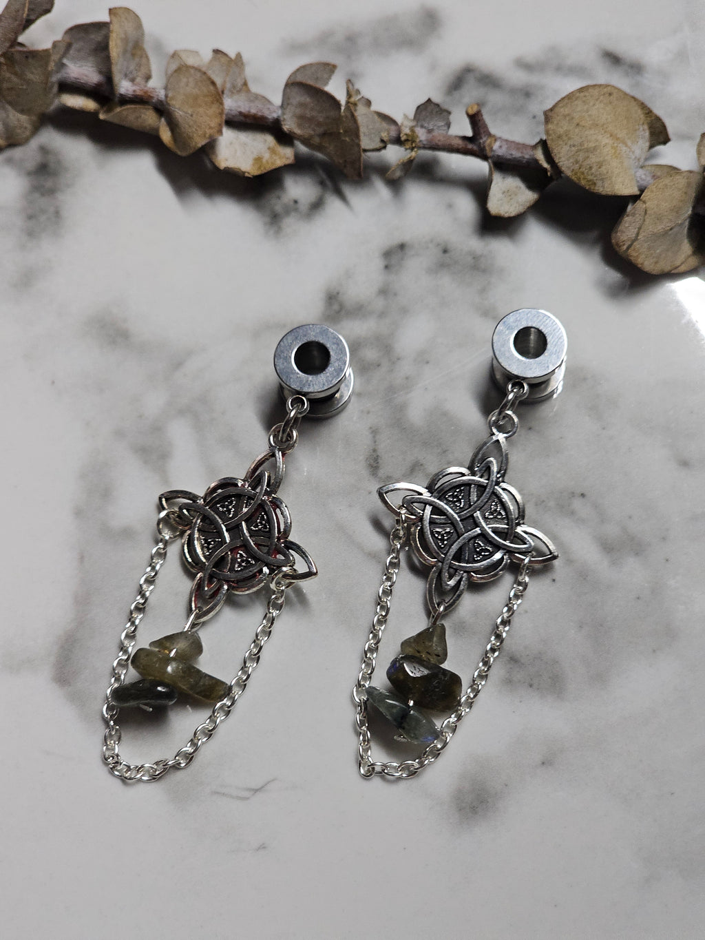 Witch's knot dangle gauges