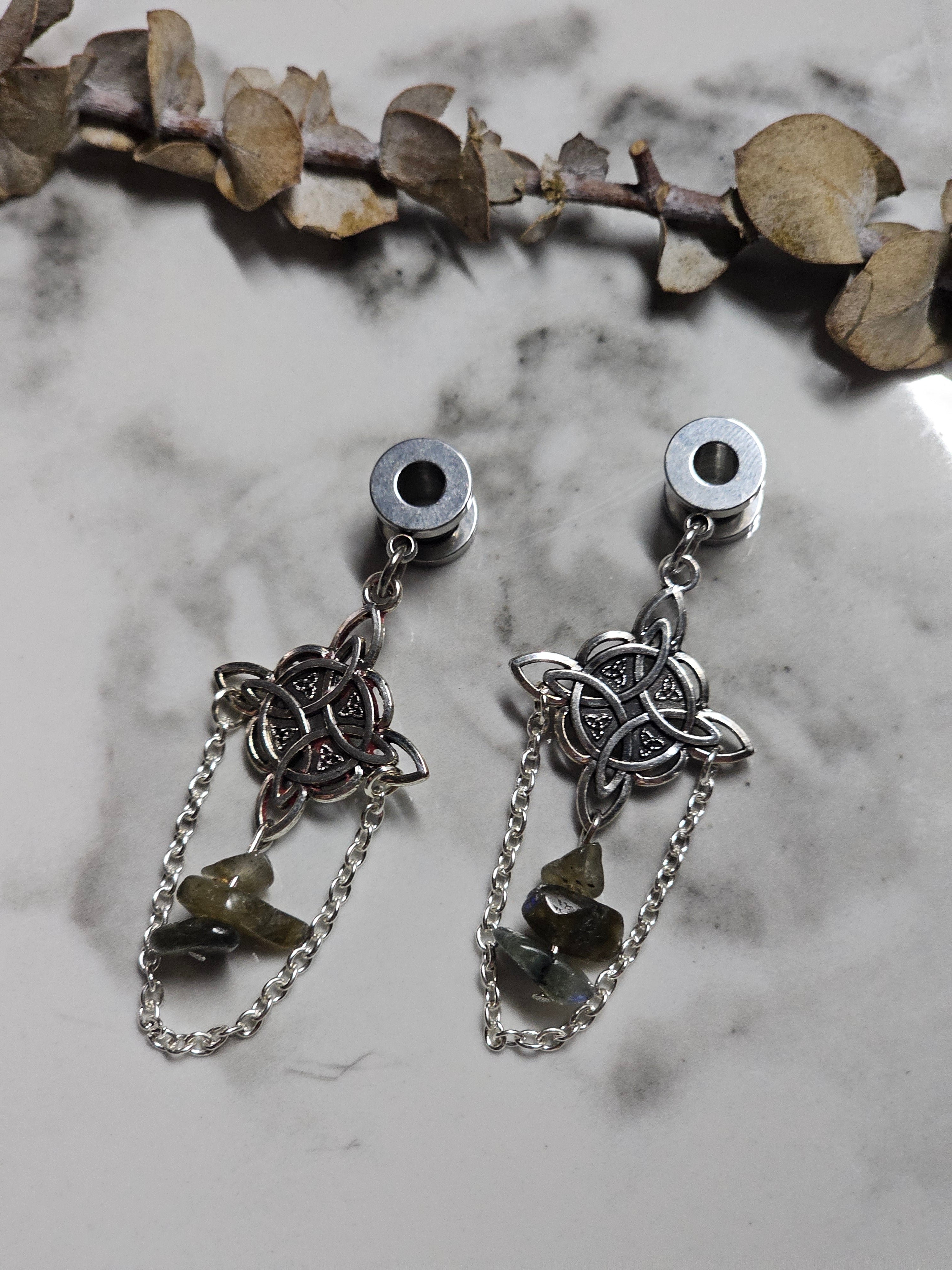 Witch's knot dangle gauges