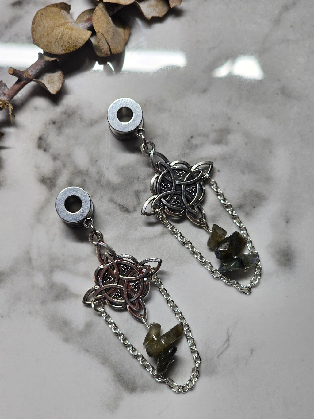 Witch's knot dangle gauges