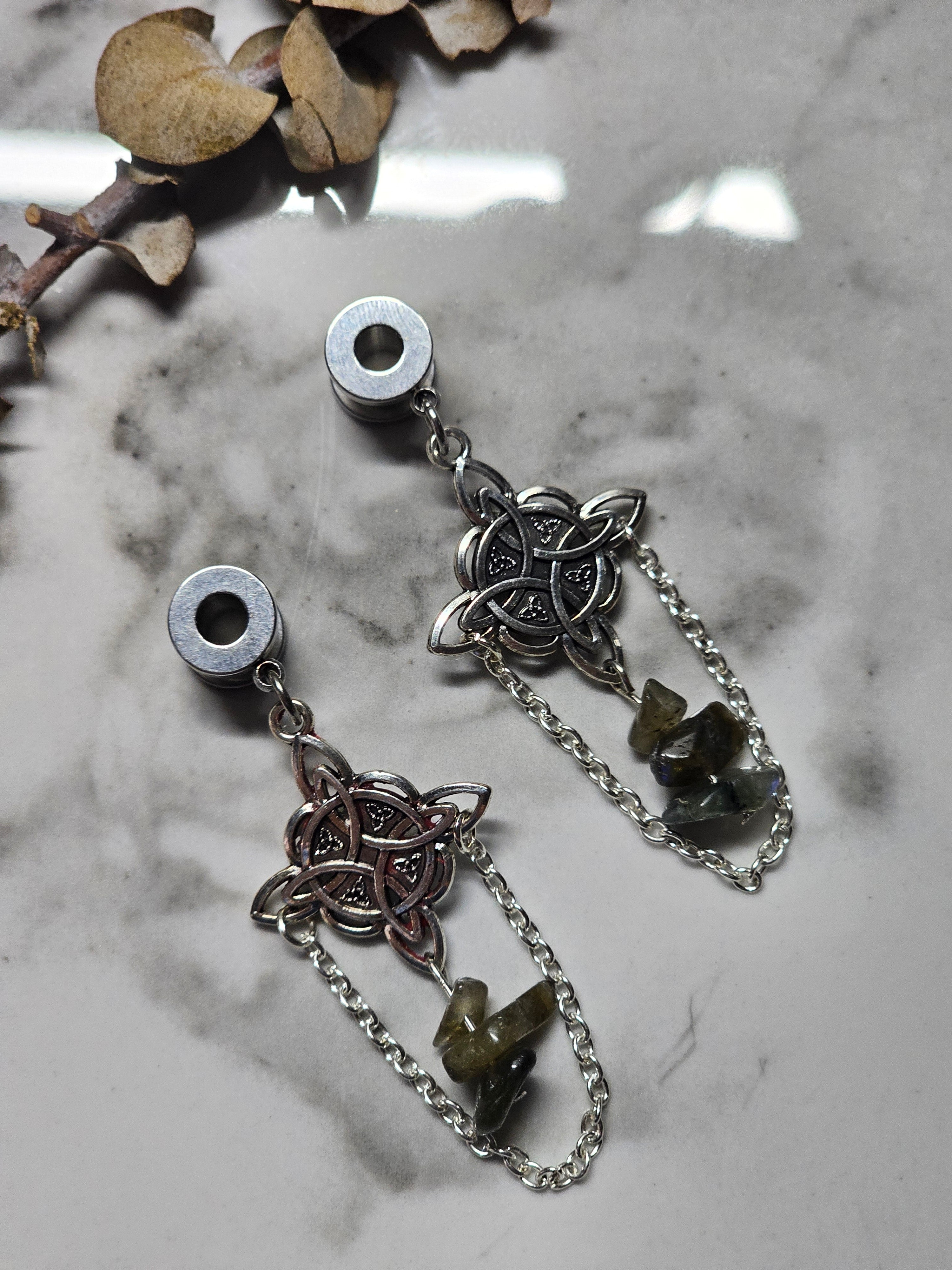 Witch's knot dangle gauges