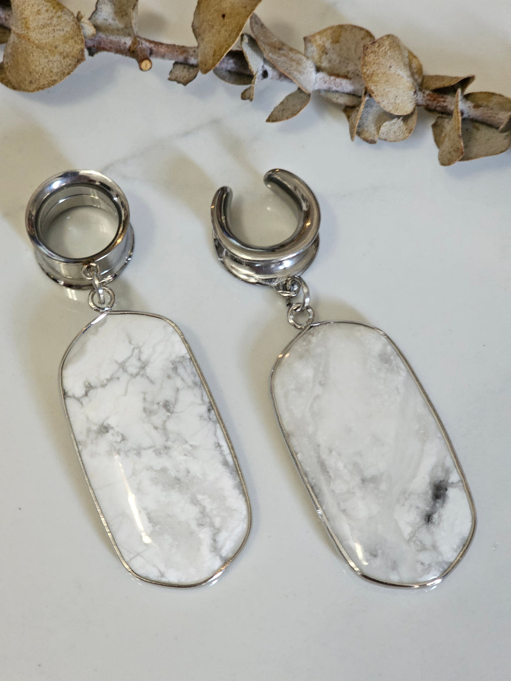 Howlite saddle gauges