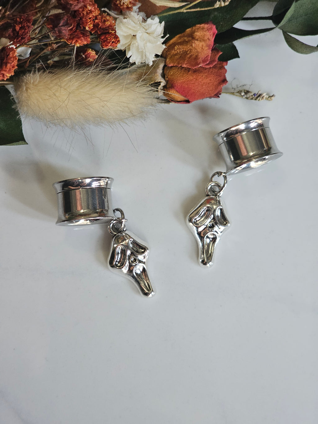 Minimal Halloween ghostface dangle gauges