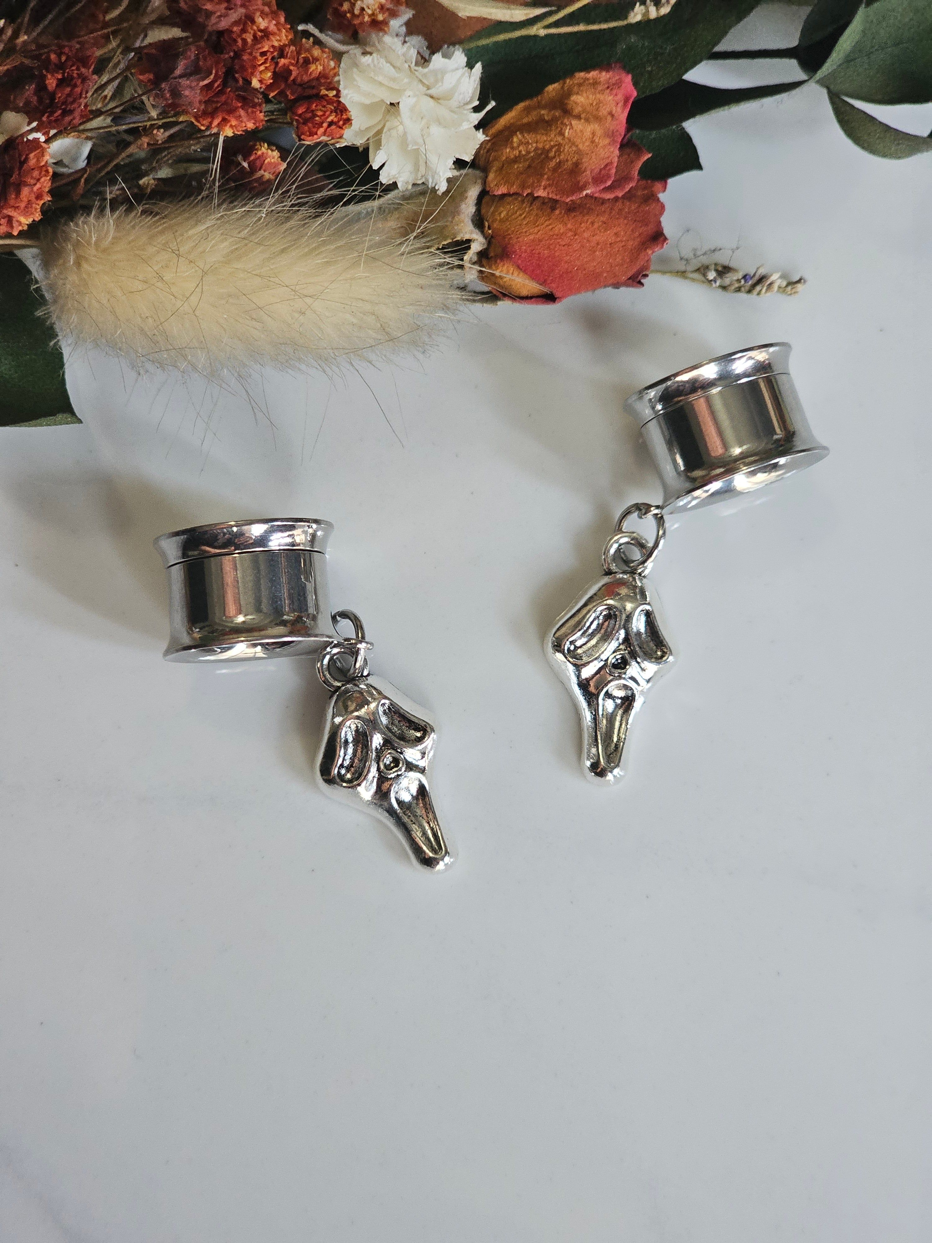 Minimal Halloween ghostface dangle gauges