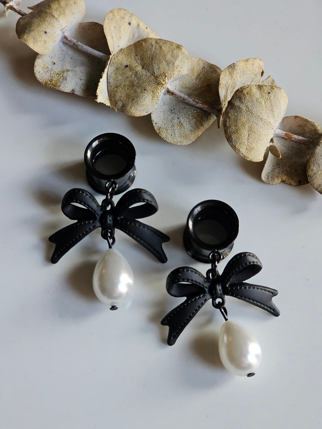 Bows and pearl dangle gauges