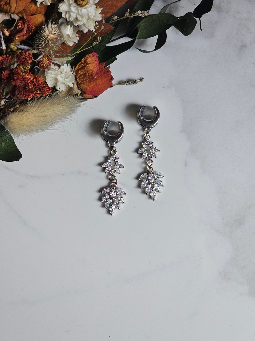 Special occasion dangle gauge saddles