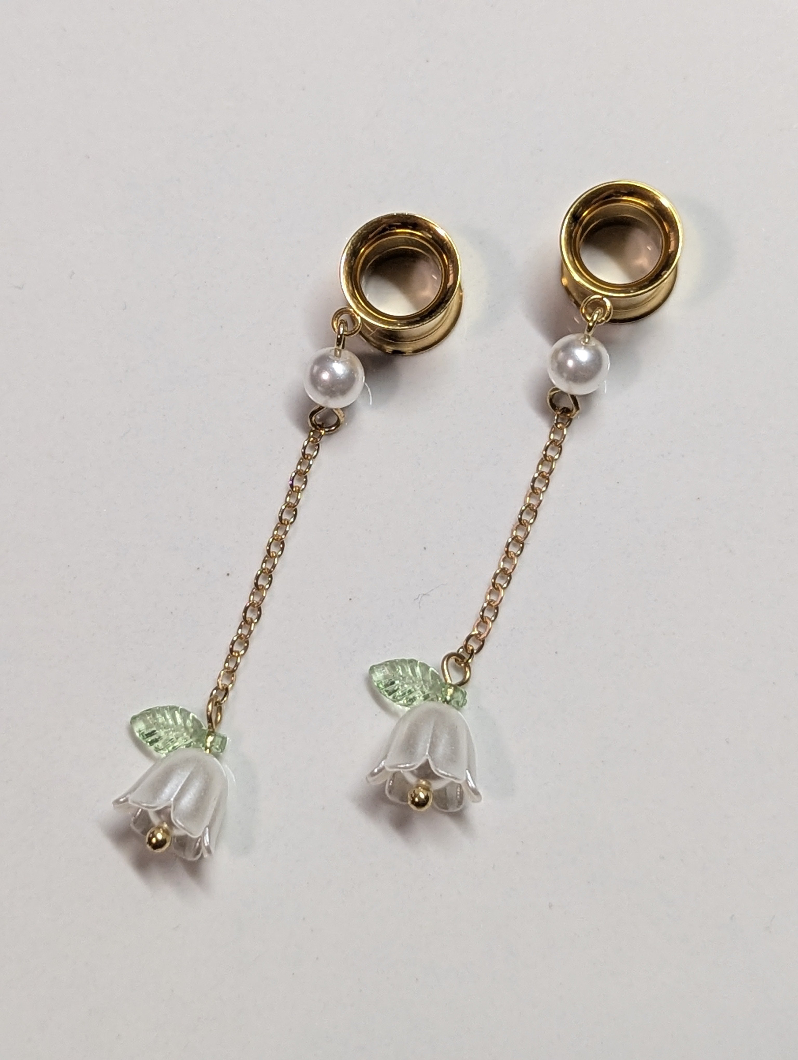 Minimal lily flower dangle gauges