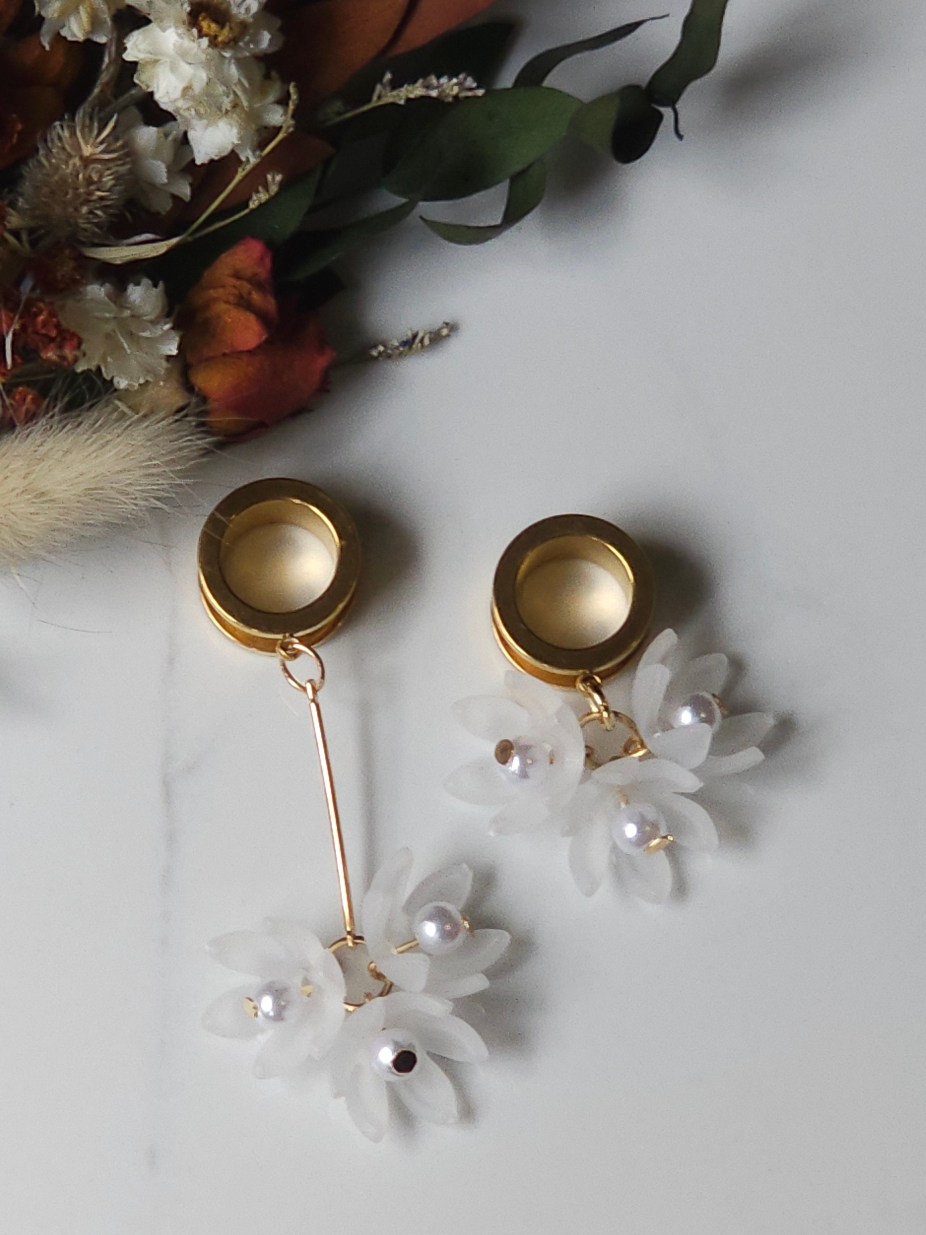 Asymetrical floral dangle gauges