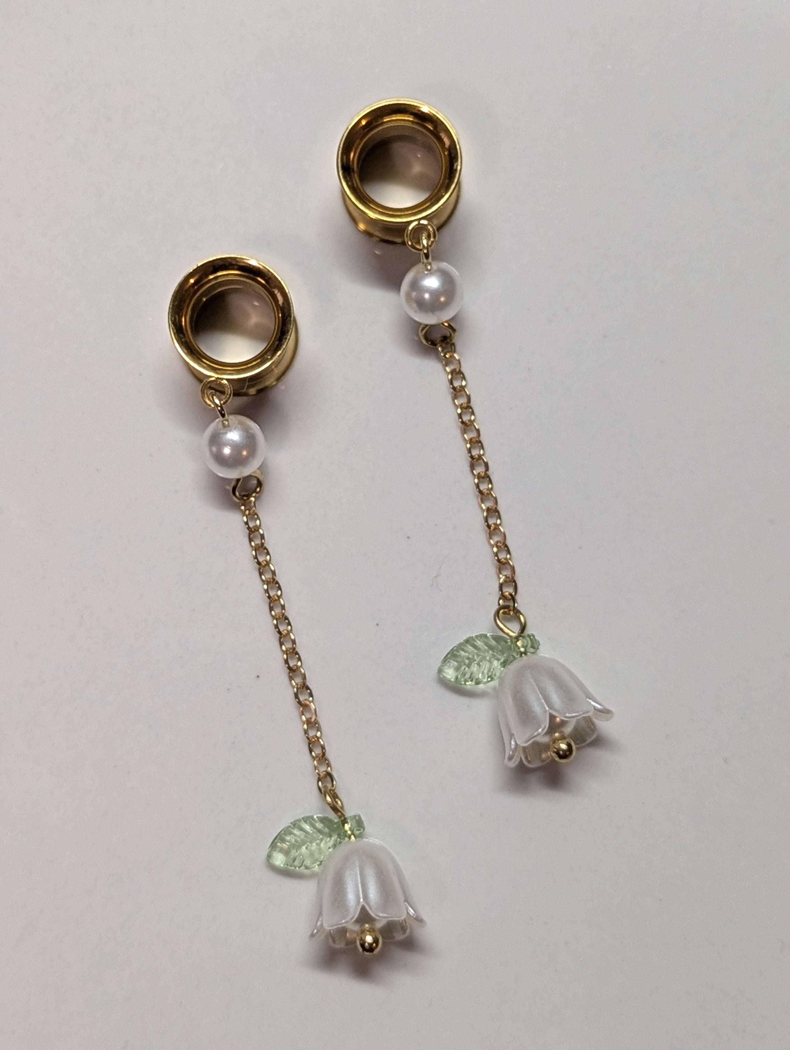 Minimal lily flower dangle gauges