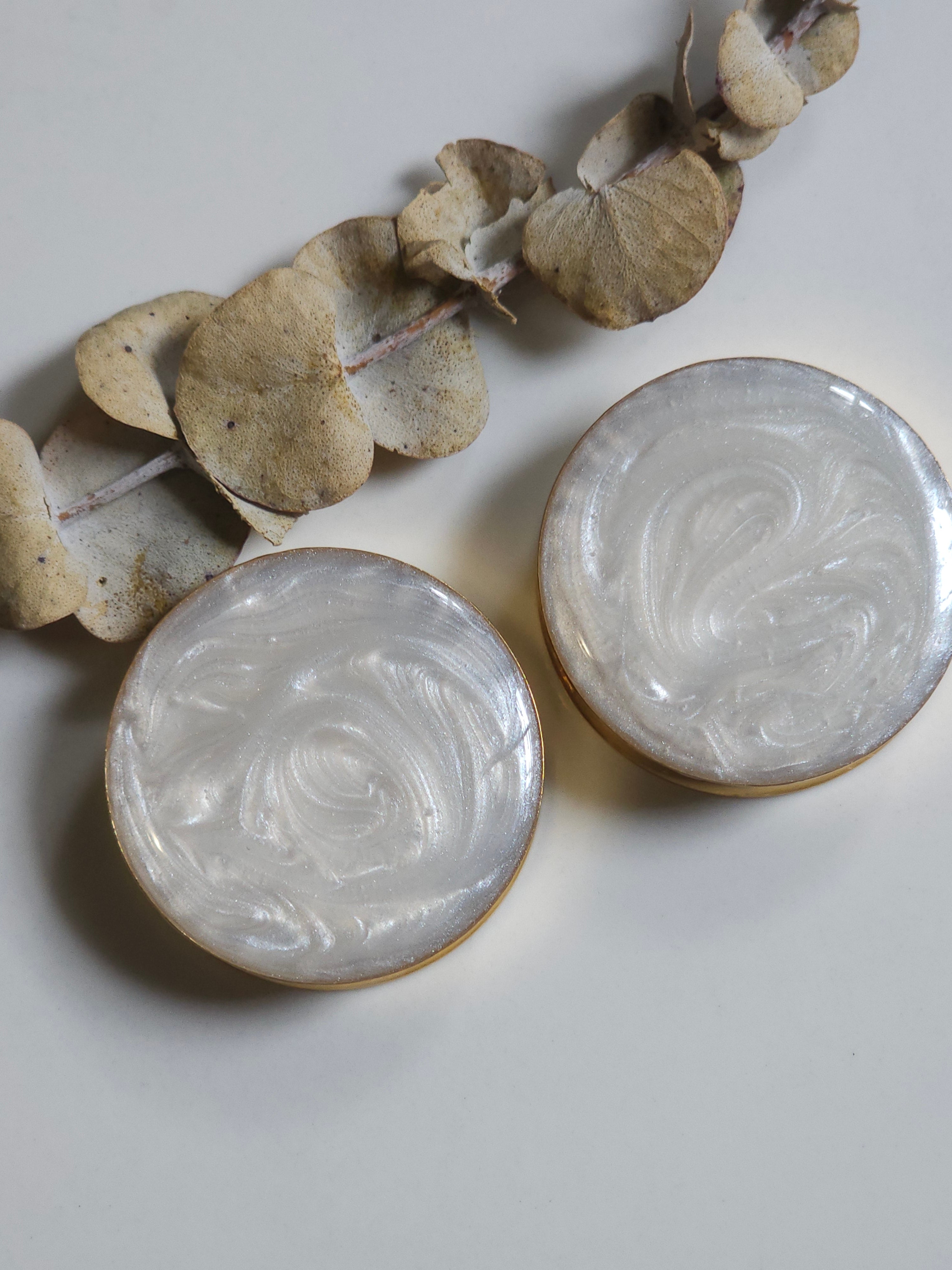 Pearlescent gauges plugs