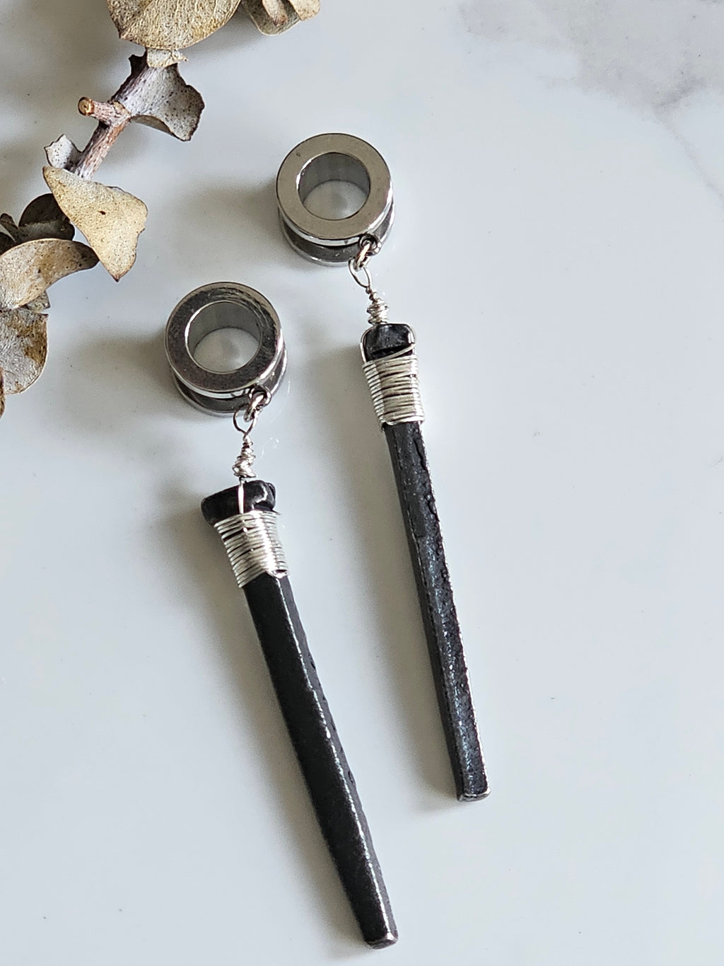 Coffin nail dangle gauges