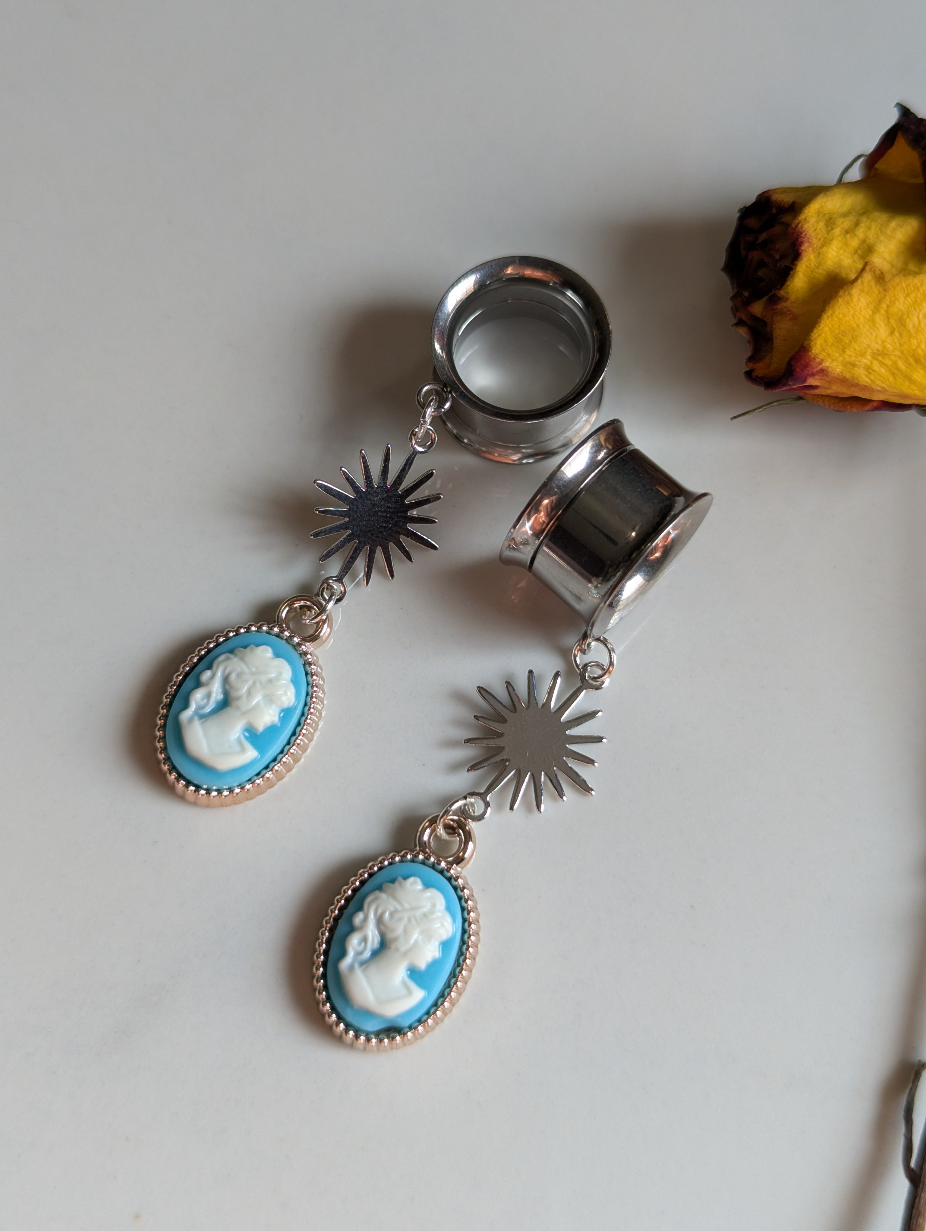 Cameo Dangle Gauges