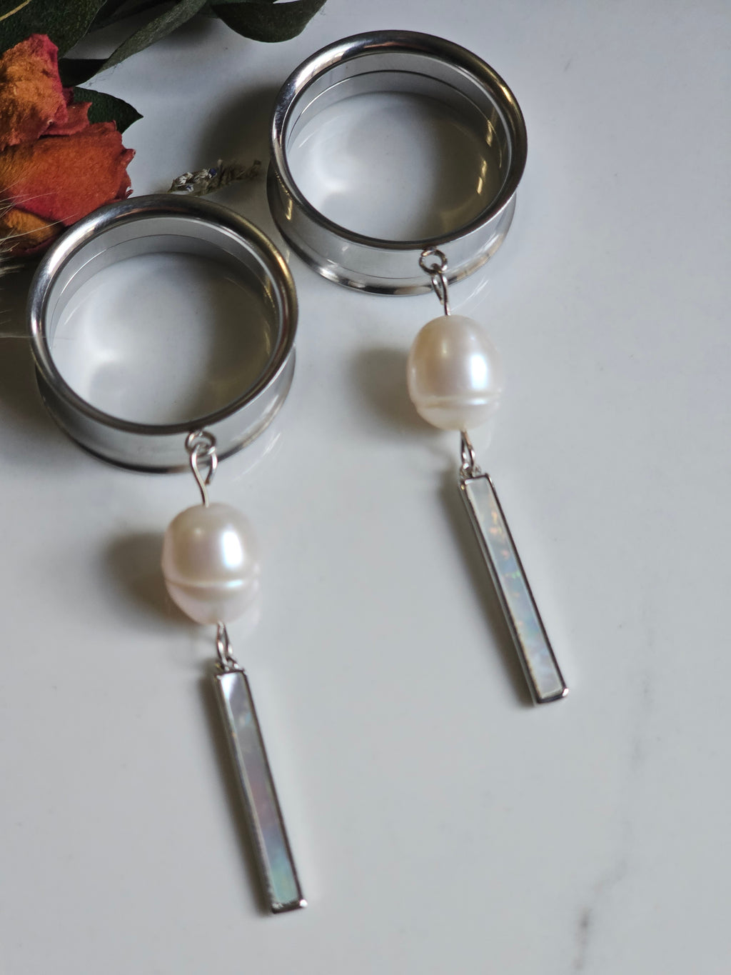 Freshwater pearl dangle gauges