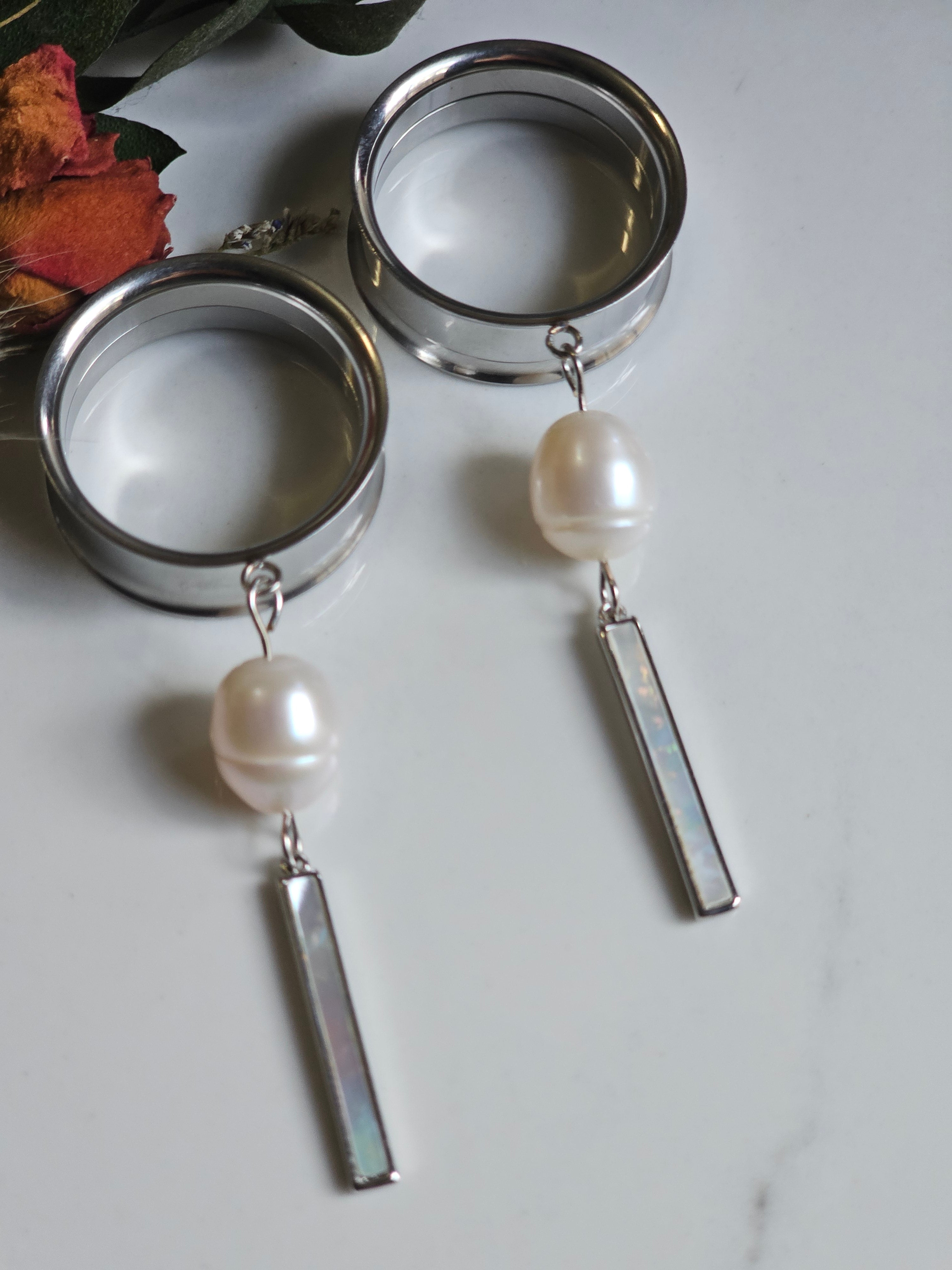 Freshwater pearl dangle gauges