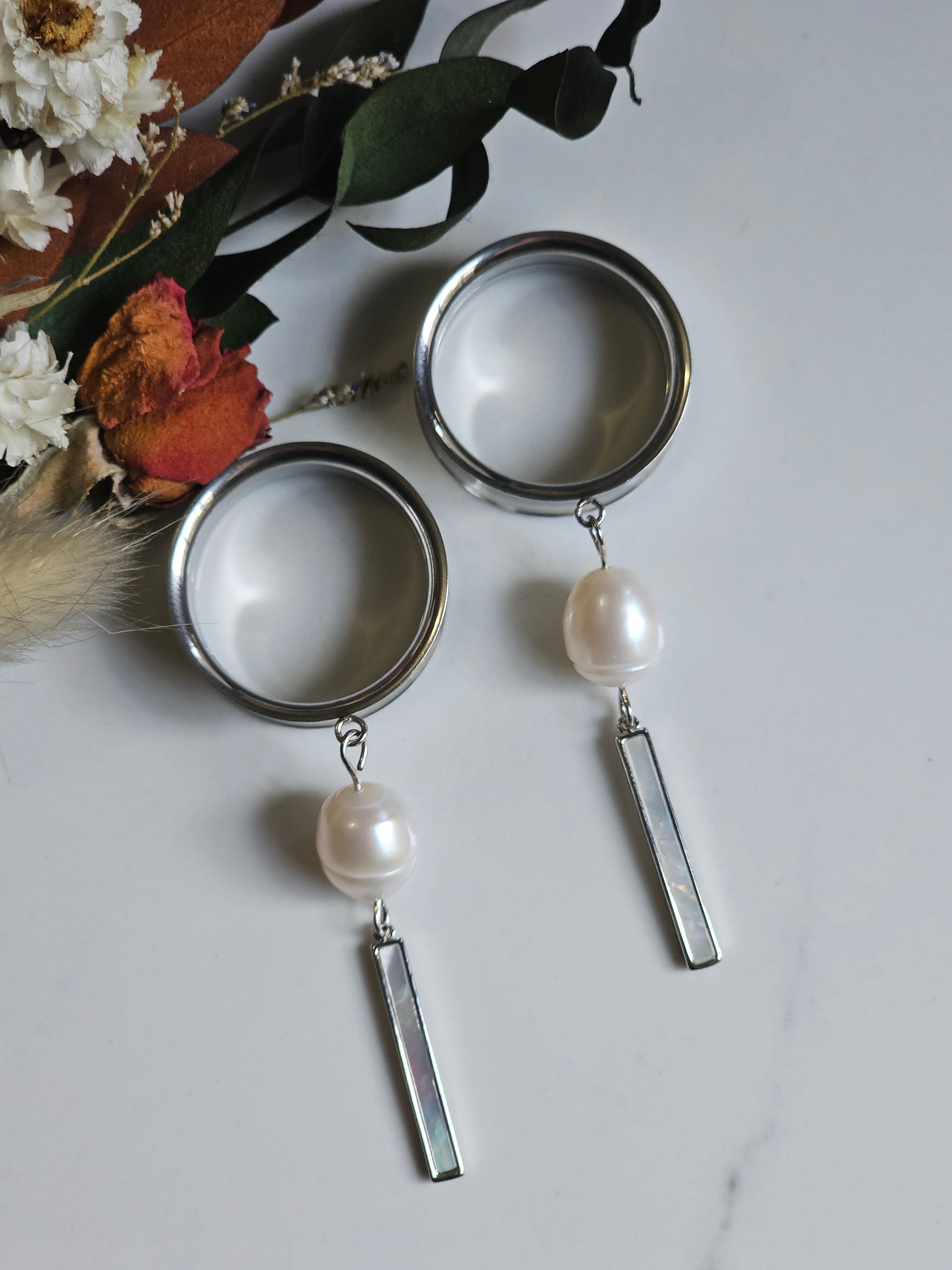 Freshwater pearl dangle gauges