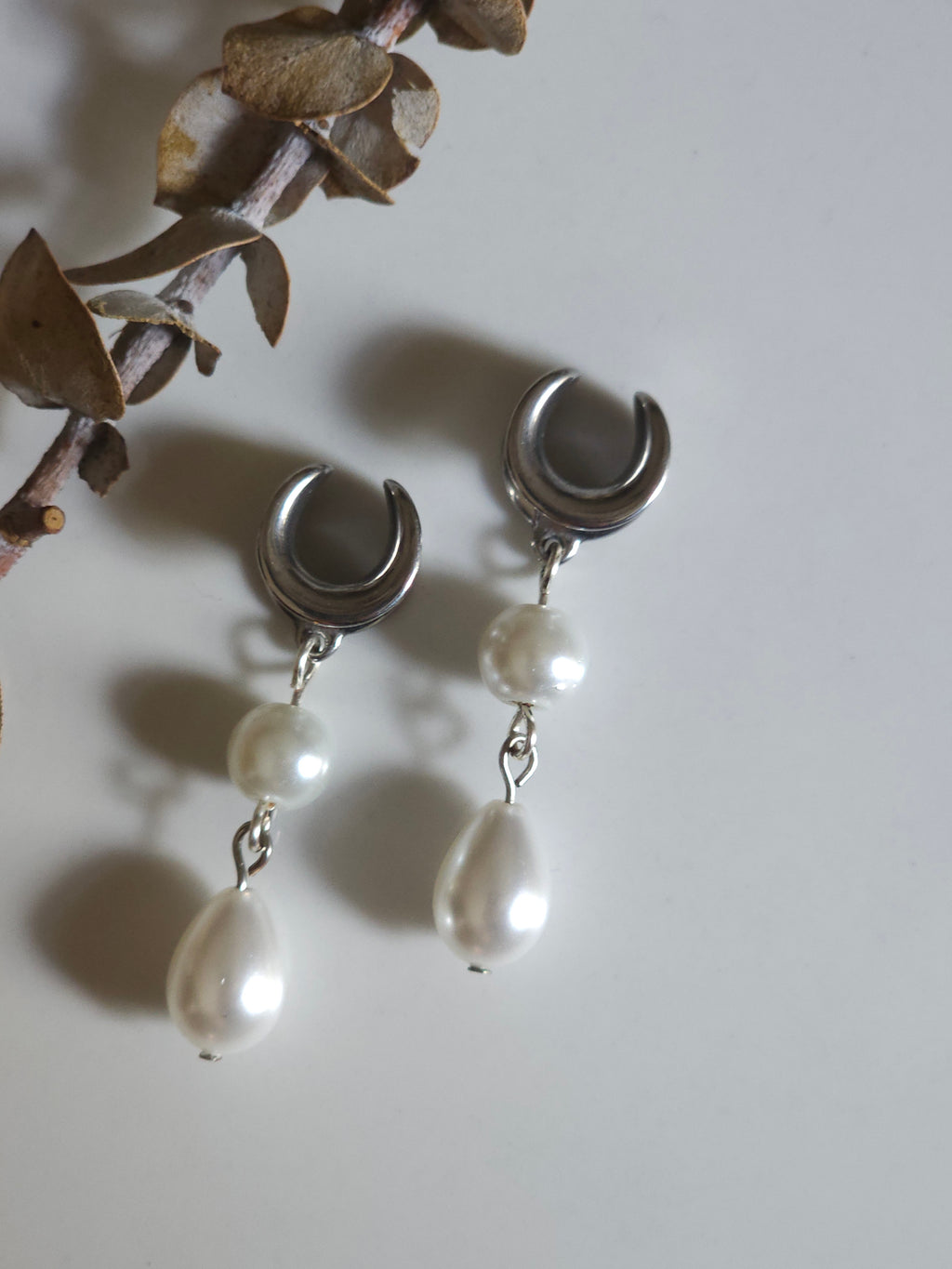 Faux pearl saddle gauges