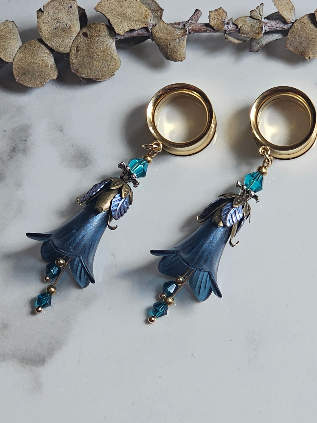 Trumpet flower dangle gauges