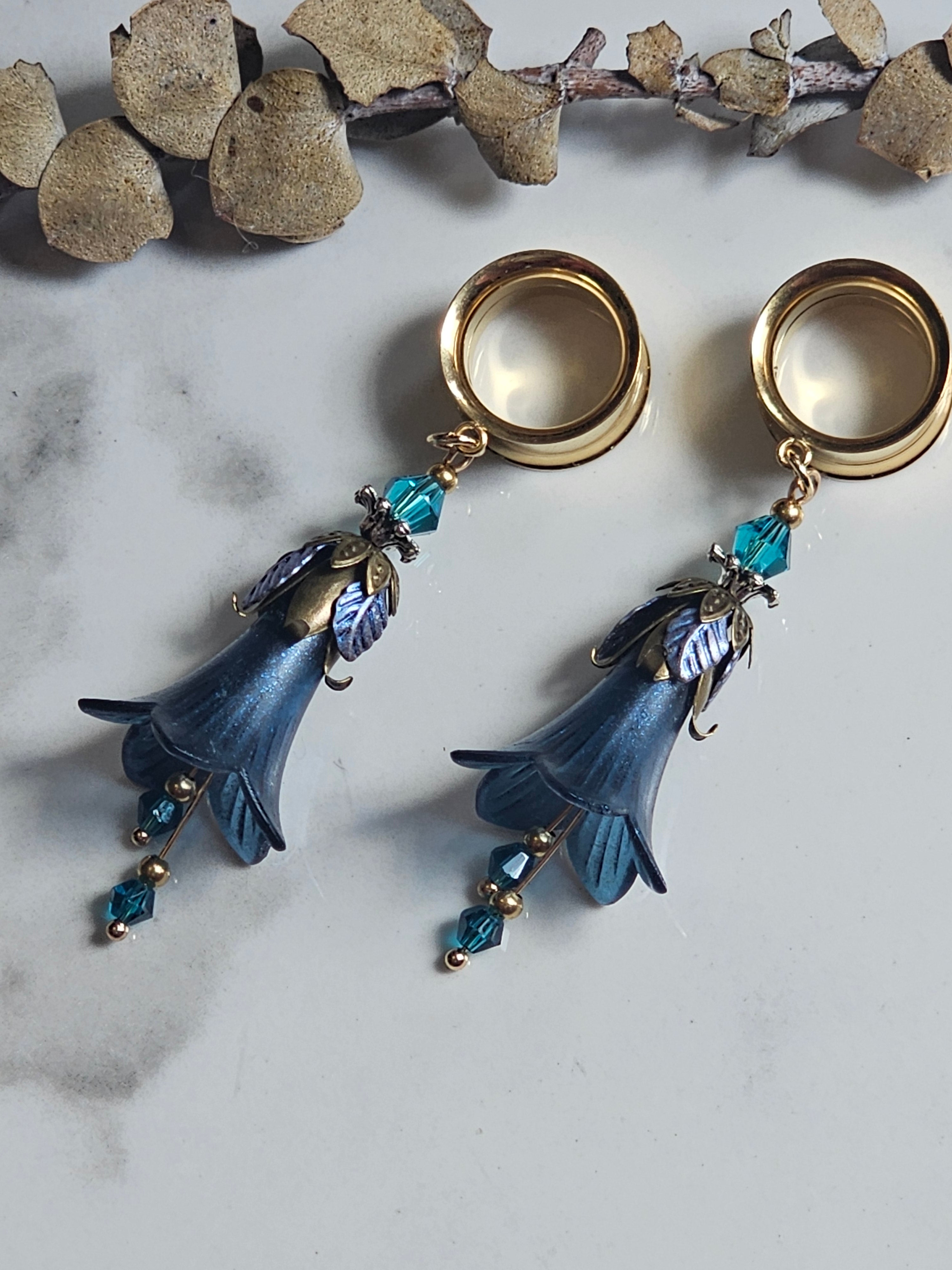 Trumpet flower dangle gauges