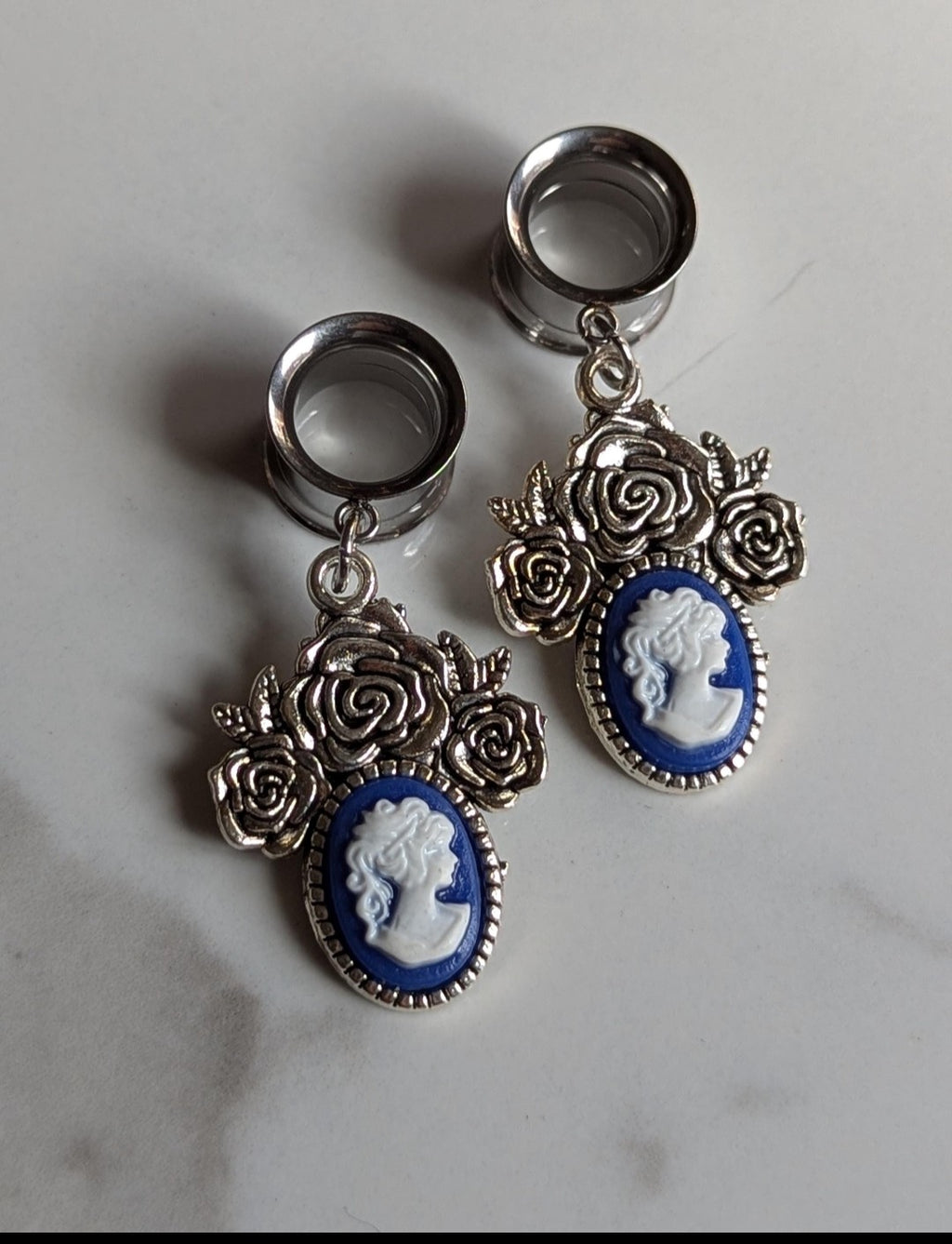 Cameo and rose Dangle Gauges