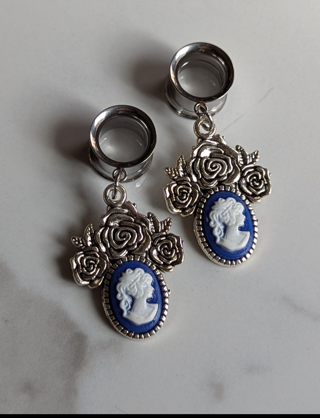 Cameo and rose Dangle Gauges