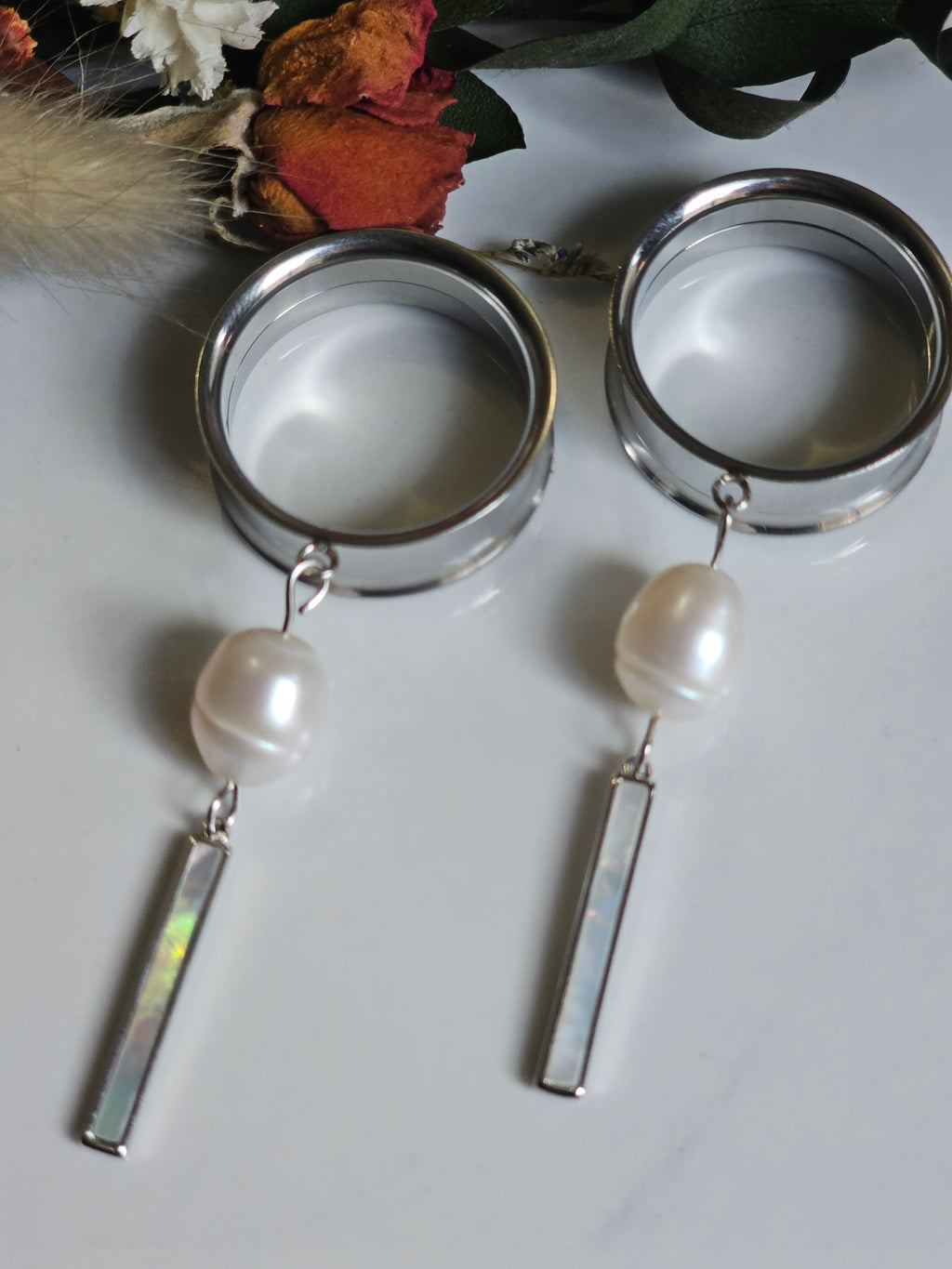 Freshwater pearl dangle gauges